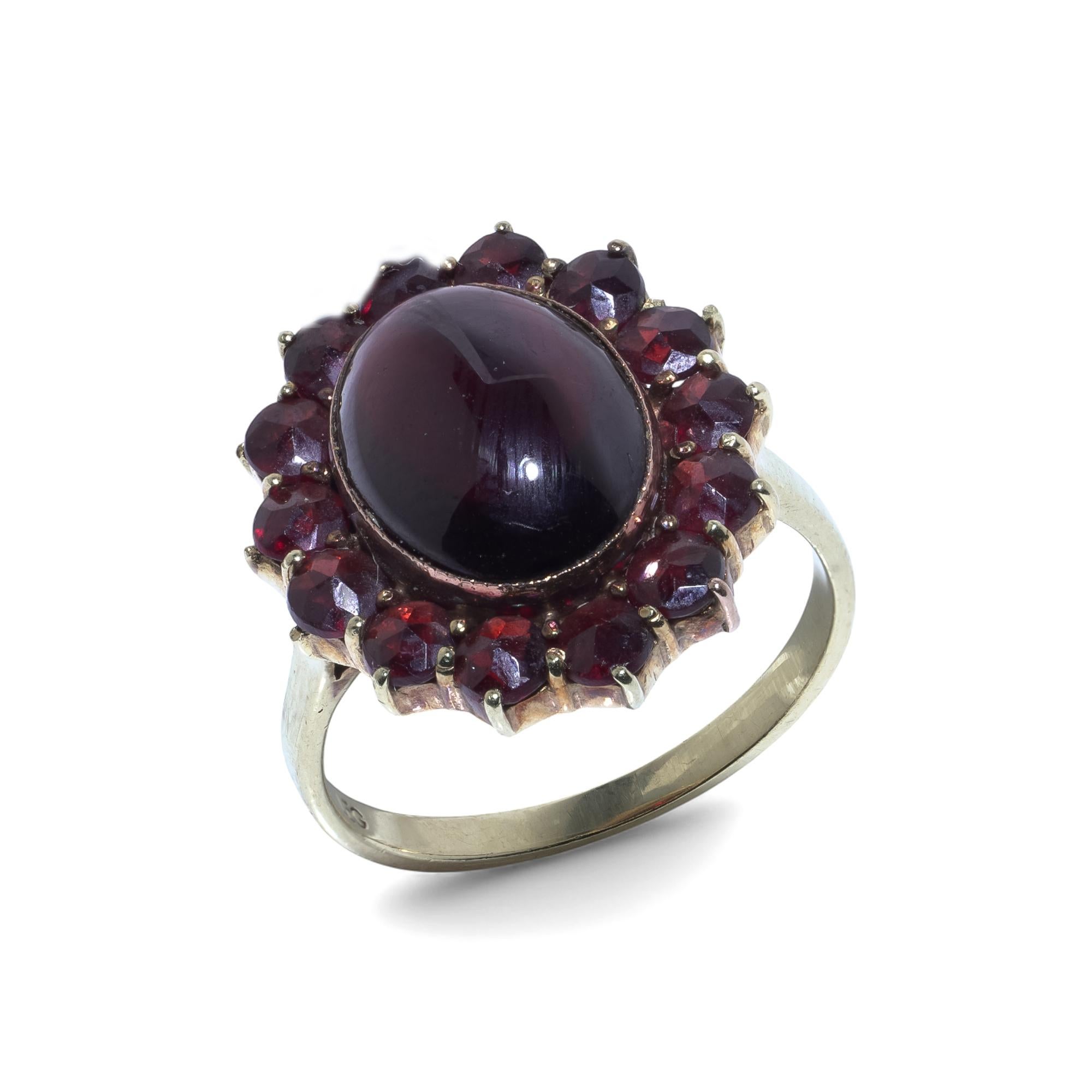 Vintage 9KT Gold Garnet Cluster Ring Pour femmes en vente