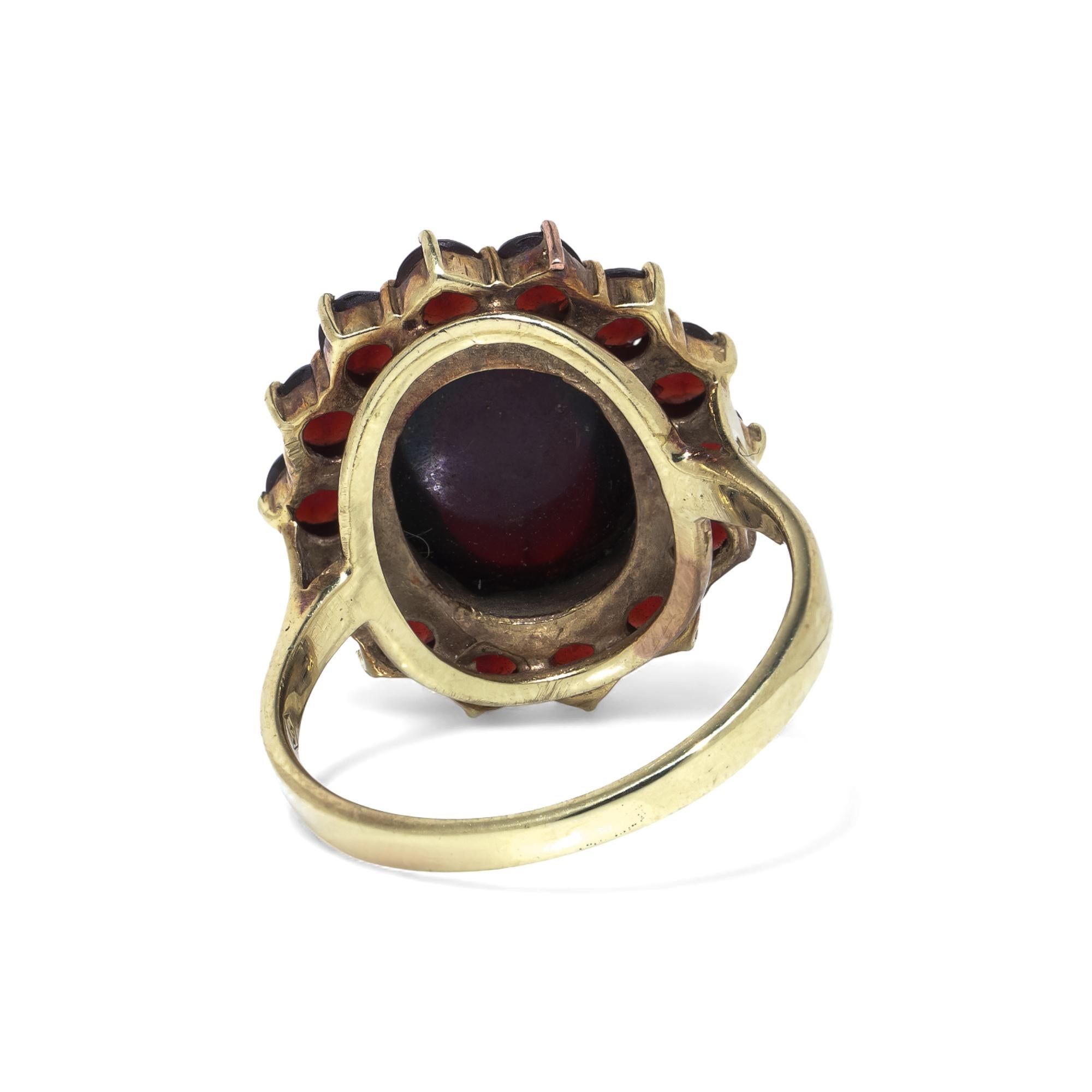 Vintage 9KT Gold Garnet Cluster Ring en vente 1