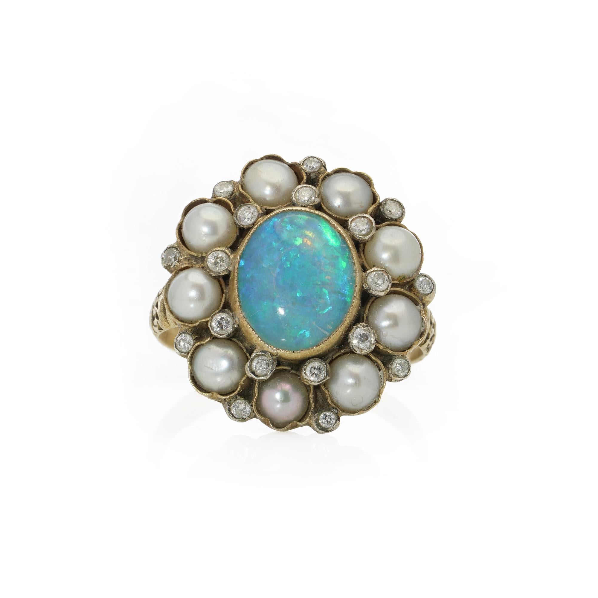 Vintage 9kt  Gelbgold-Opal-Cluster, umgeben von Perlen und Diamanten. 
Hergestellt in den Jahren CIRCA 1950 - 1970. 

Der Ring hat ein ausgewogenes und harmonisches Design, wobei die leuchtenden, wechselnden Farben des Opals in der Mitte die
