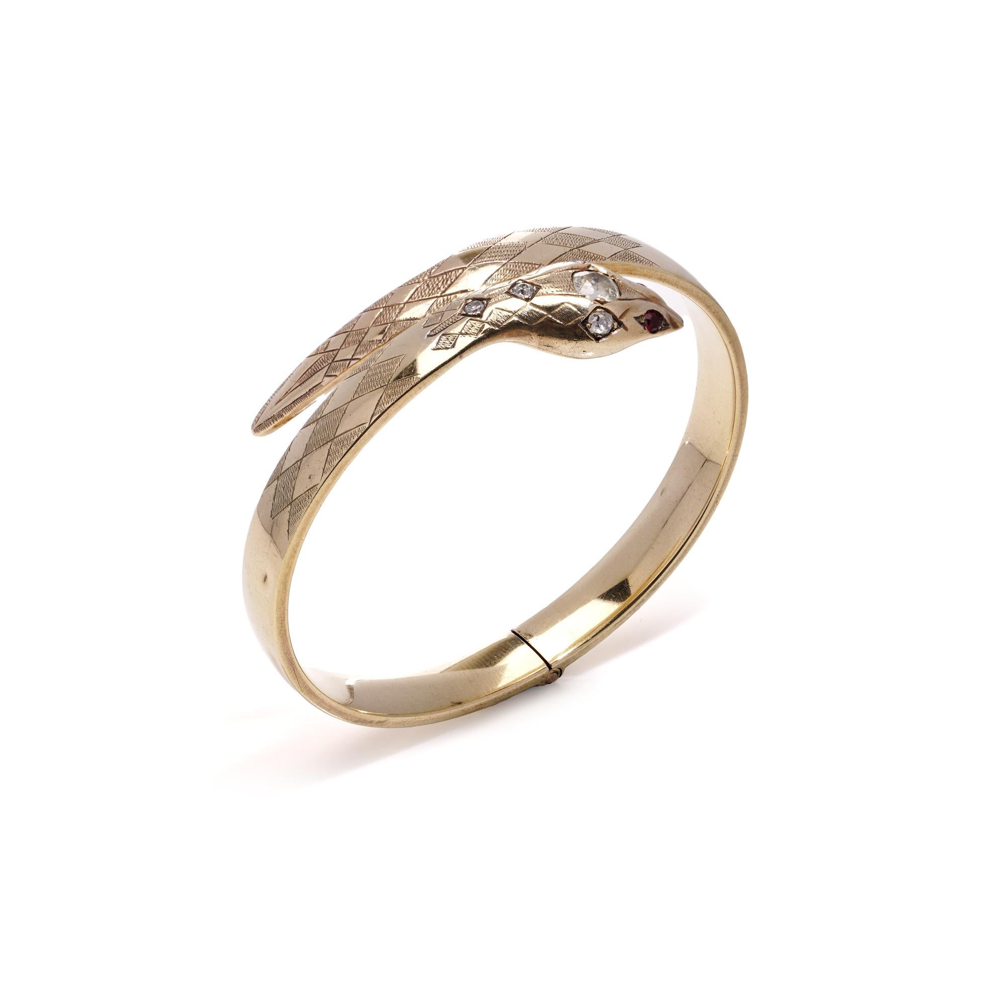 Entrez dans un monde d'élégance intemporelle avec notre bracelet serpent vintage, délicatement façonné en or 9kt. 
Fabriqué en Angleterre en 1961, ce bracelet est orné d'un ensemble envoûtant de diamants de taille ancienne et de taille brillant,