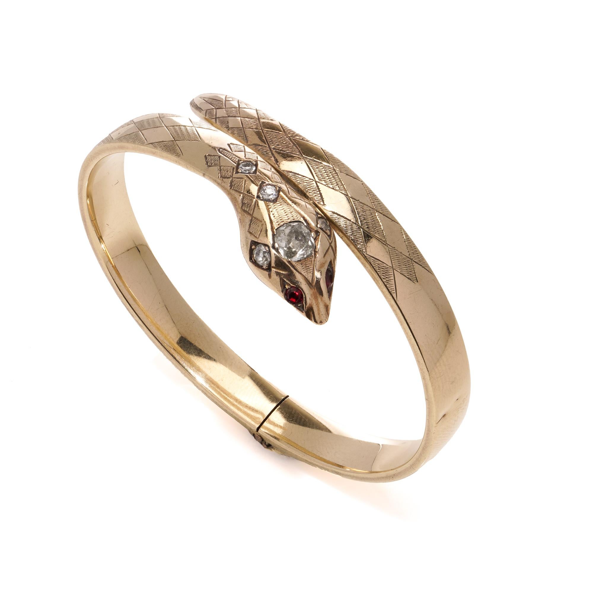 Taille vieille mine Bracelet serpent vintage en or 9 carats avec diamants et rubis  en vente