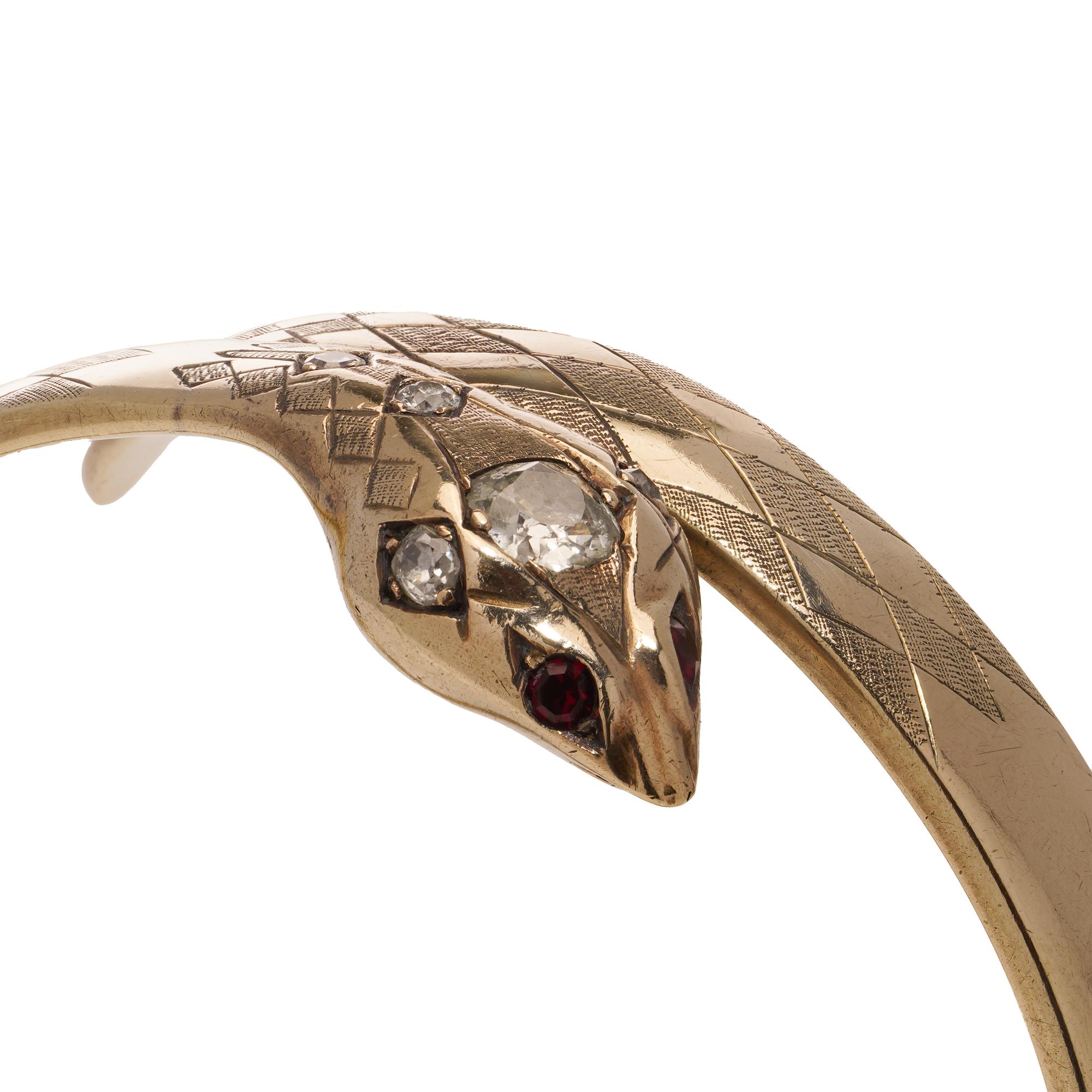 Vintage 9kt gold serpent bangle with diamonds and rubies  In Good Condition For Sale In Braintree, GB