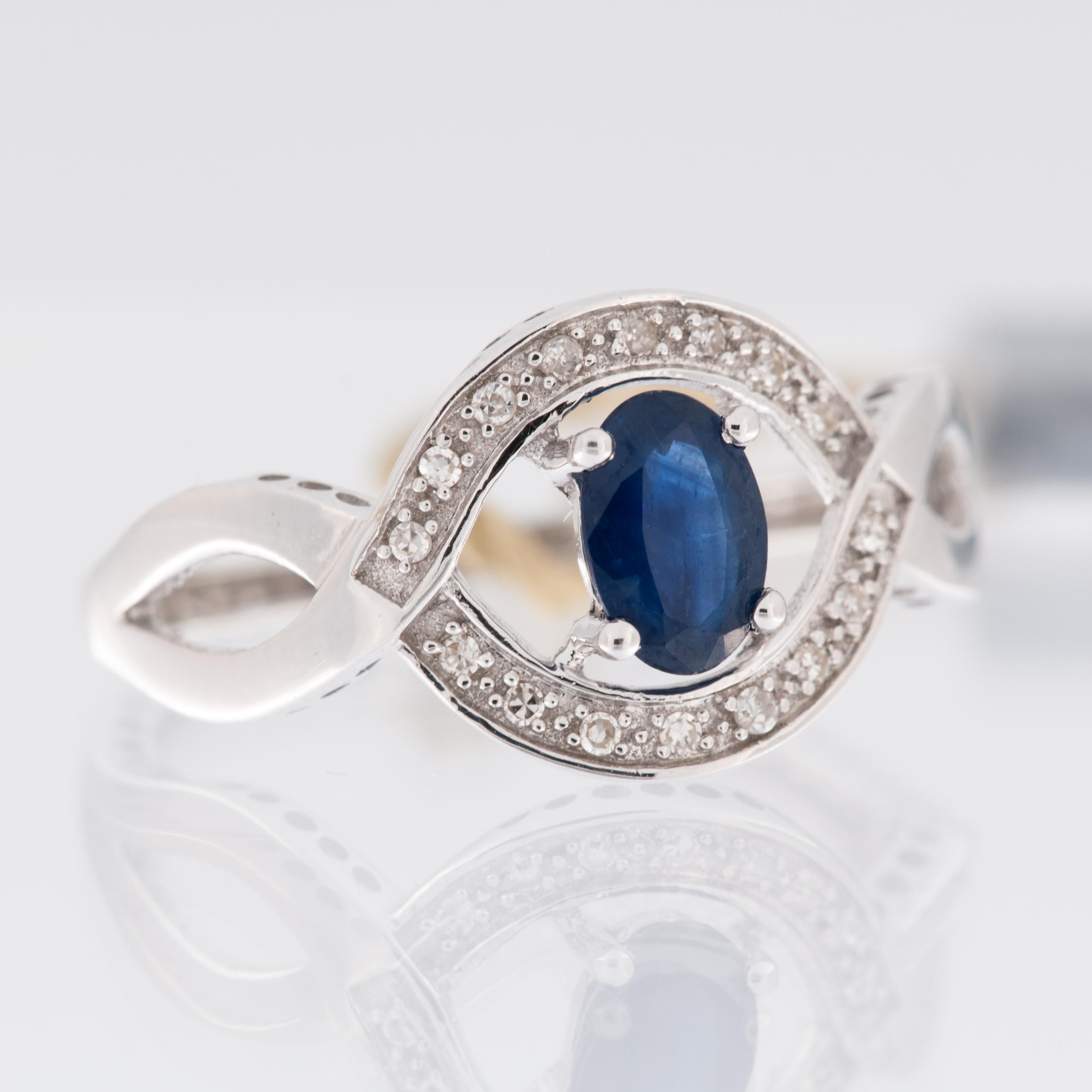 Vintage 9kt White Gold Ring with Diamonds and Sapphire In Good Condition For Sale In Esch-Sur-Alzette, LU