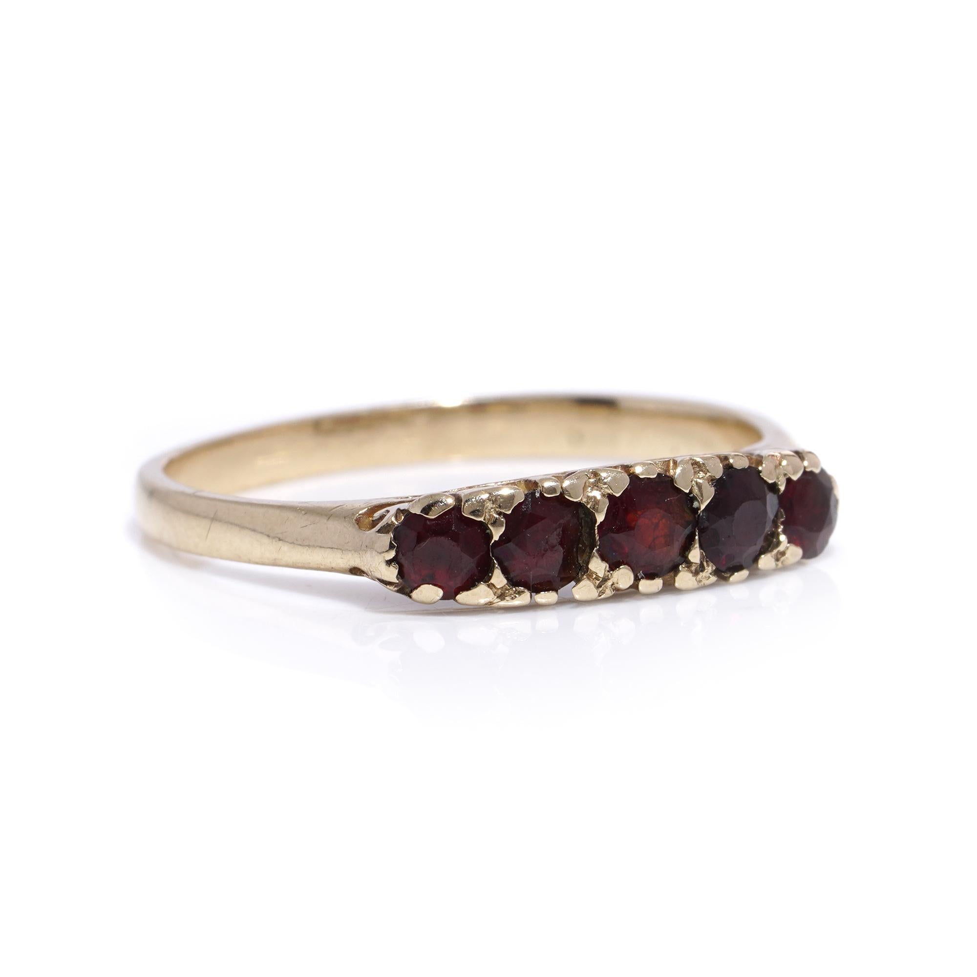 Round Cut Vintage 9kt yellow gold five-stone garnet ring For Sale