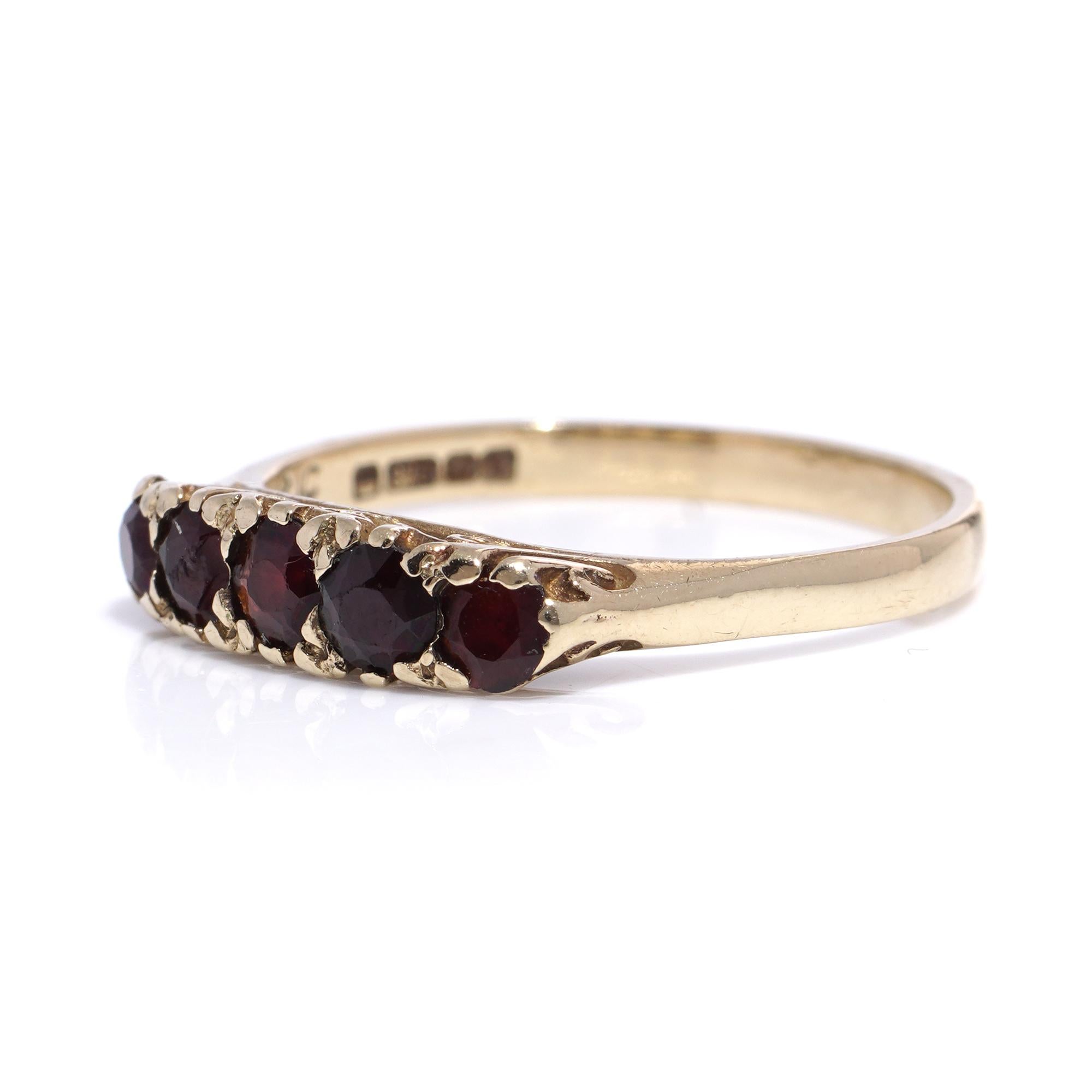 Vintage 9kt yellow gold five-stone garnet ring In Fair Condition For Sale In Braintree, GB