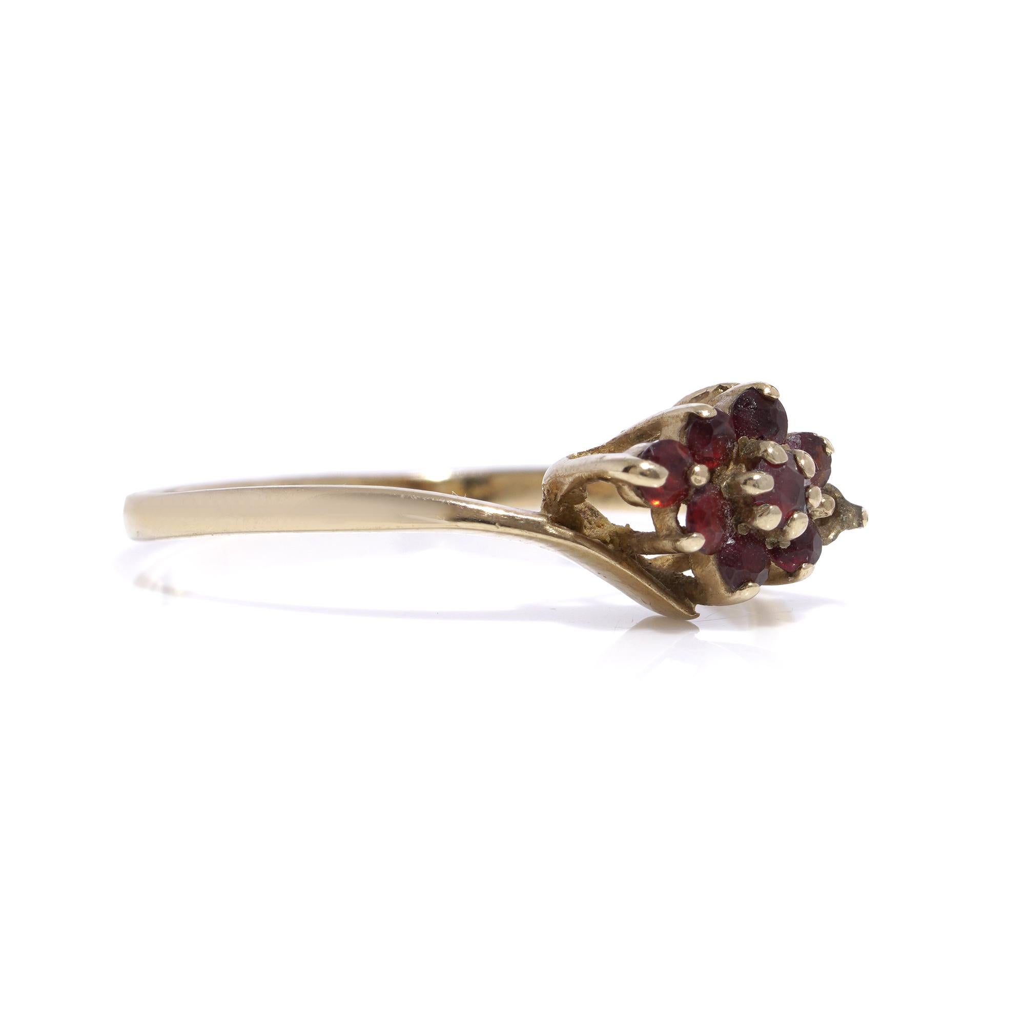Round Cut Vintage 9kt yellow gold garnet cluster ring For Sale