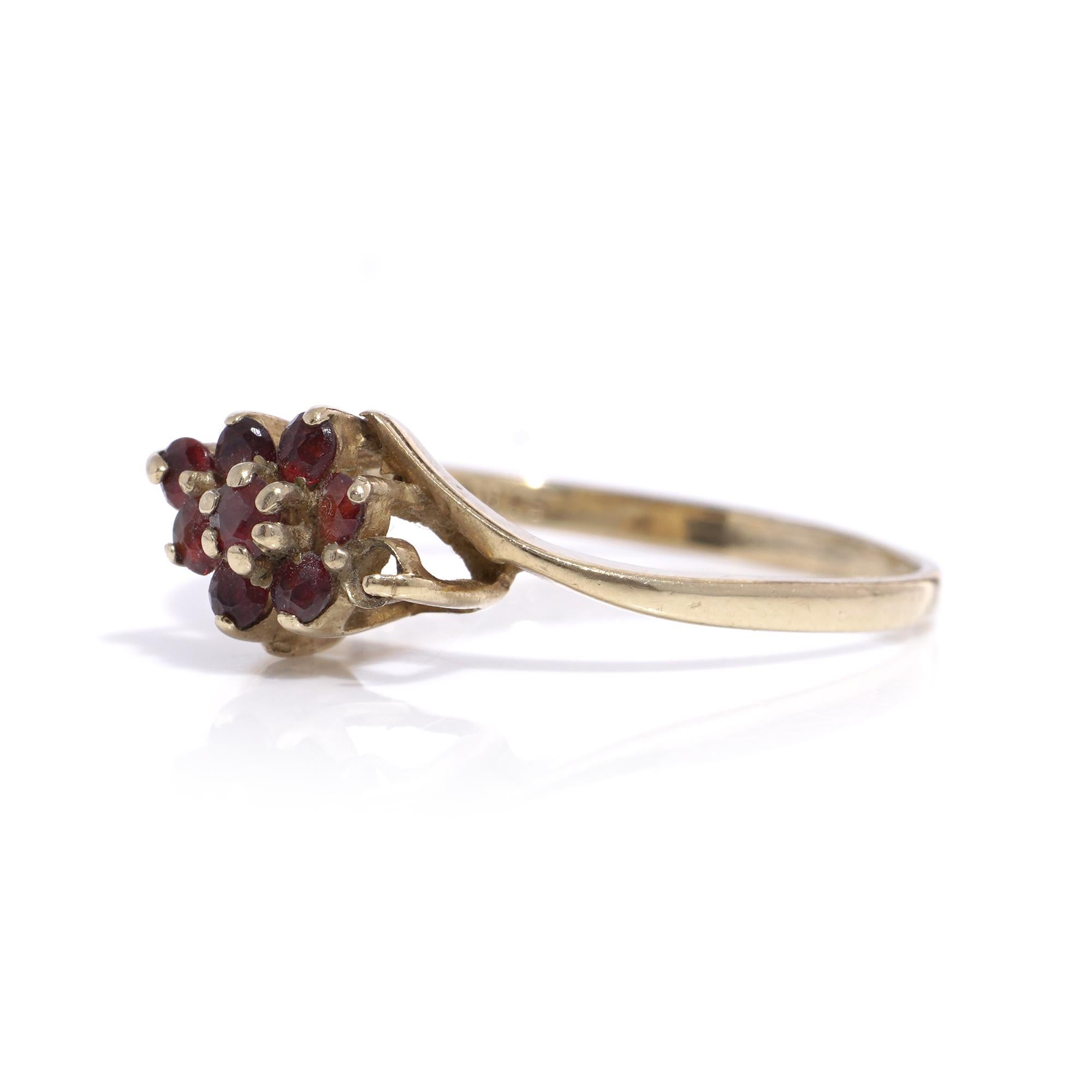 Vintage 9kt yellow gold garnet cluster ring In Good Condition For Sale In Braintree, GB
