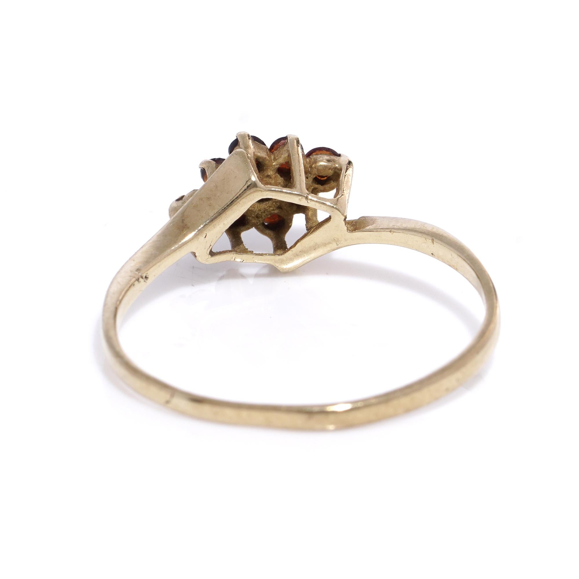 Women's Vintage 9kt yellow gold garnet cluster ring For Sale