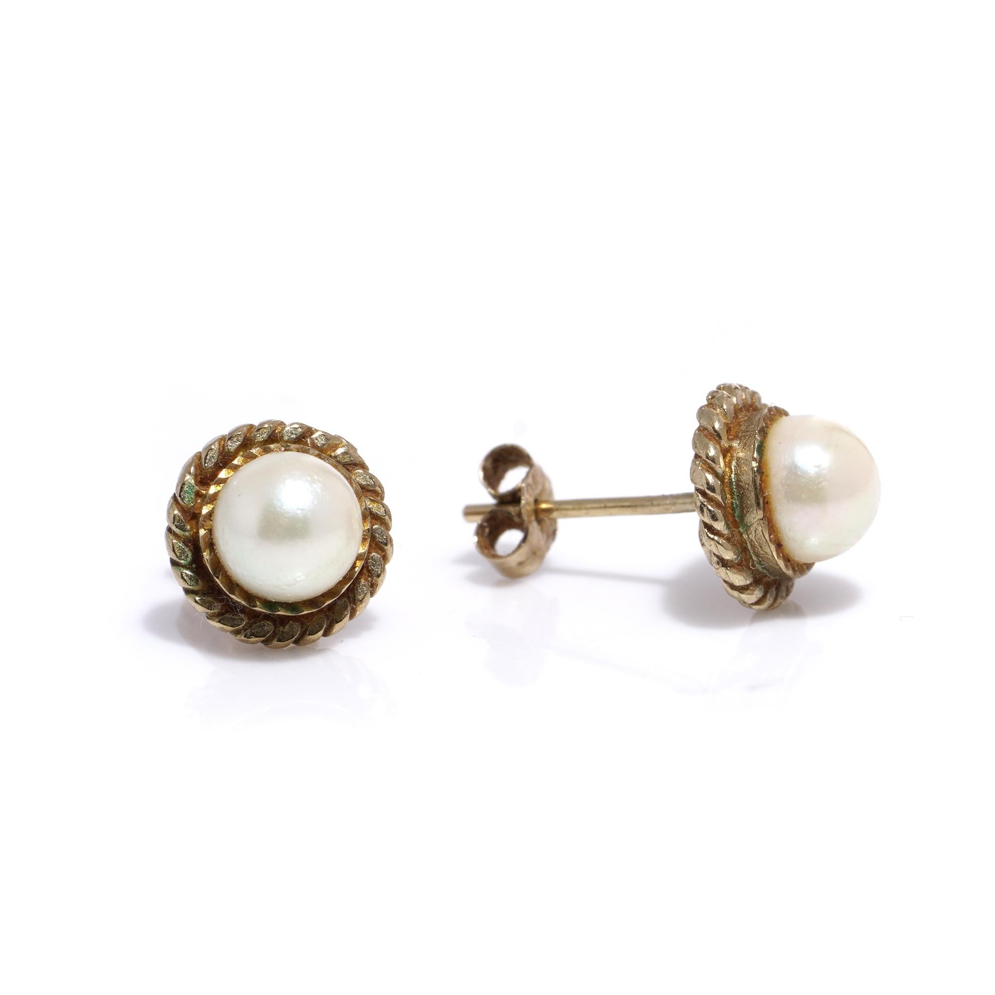 Round Cut Vintage 9kt yellow gold pair of pearl studs For Sale