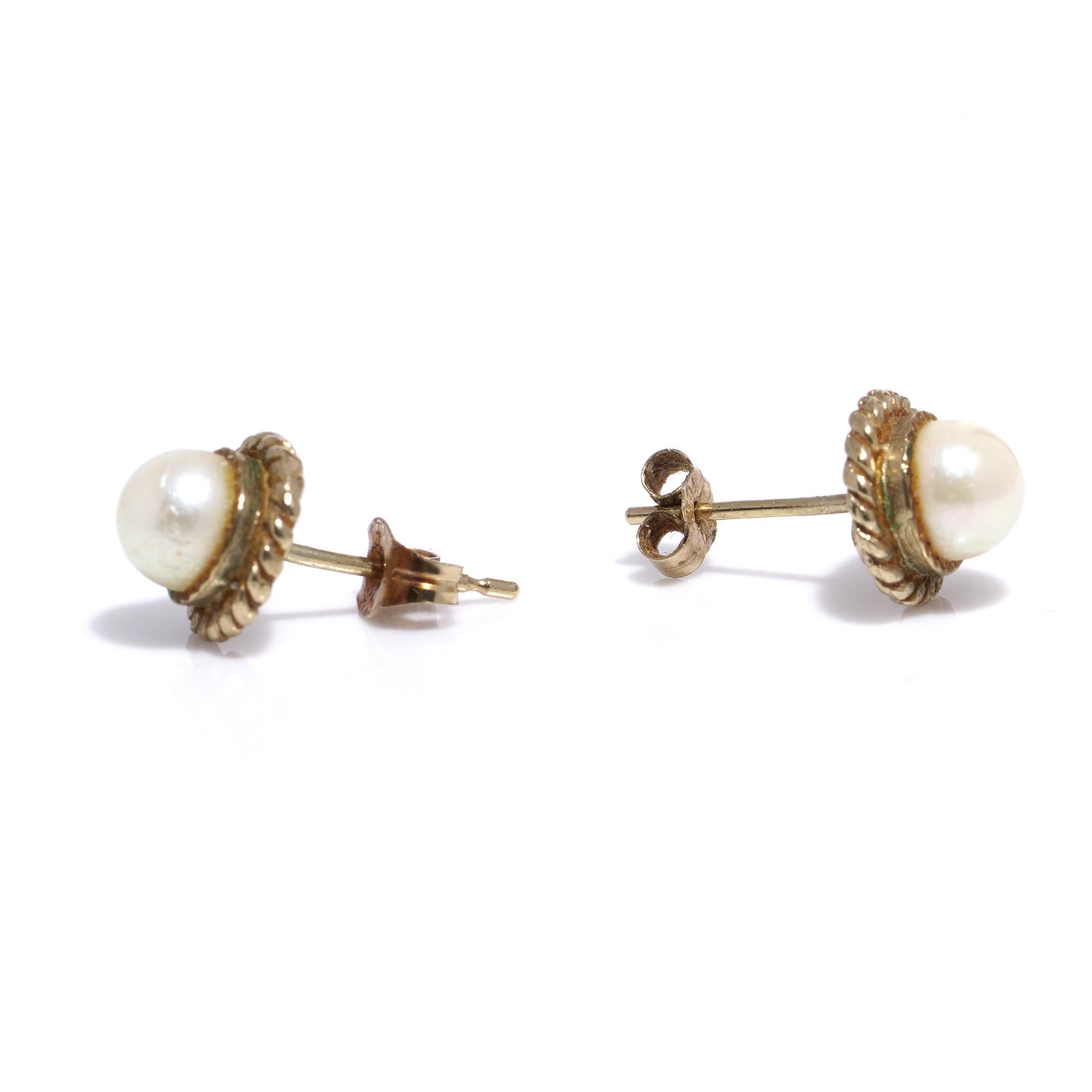 Vintage 9kt yellow gold pair of pearl studs In Good Condition For Sale In Braintree, GB
