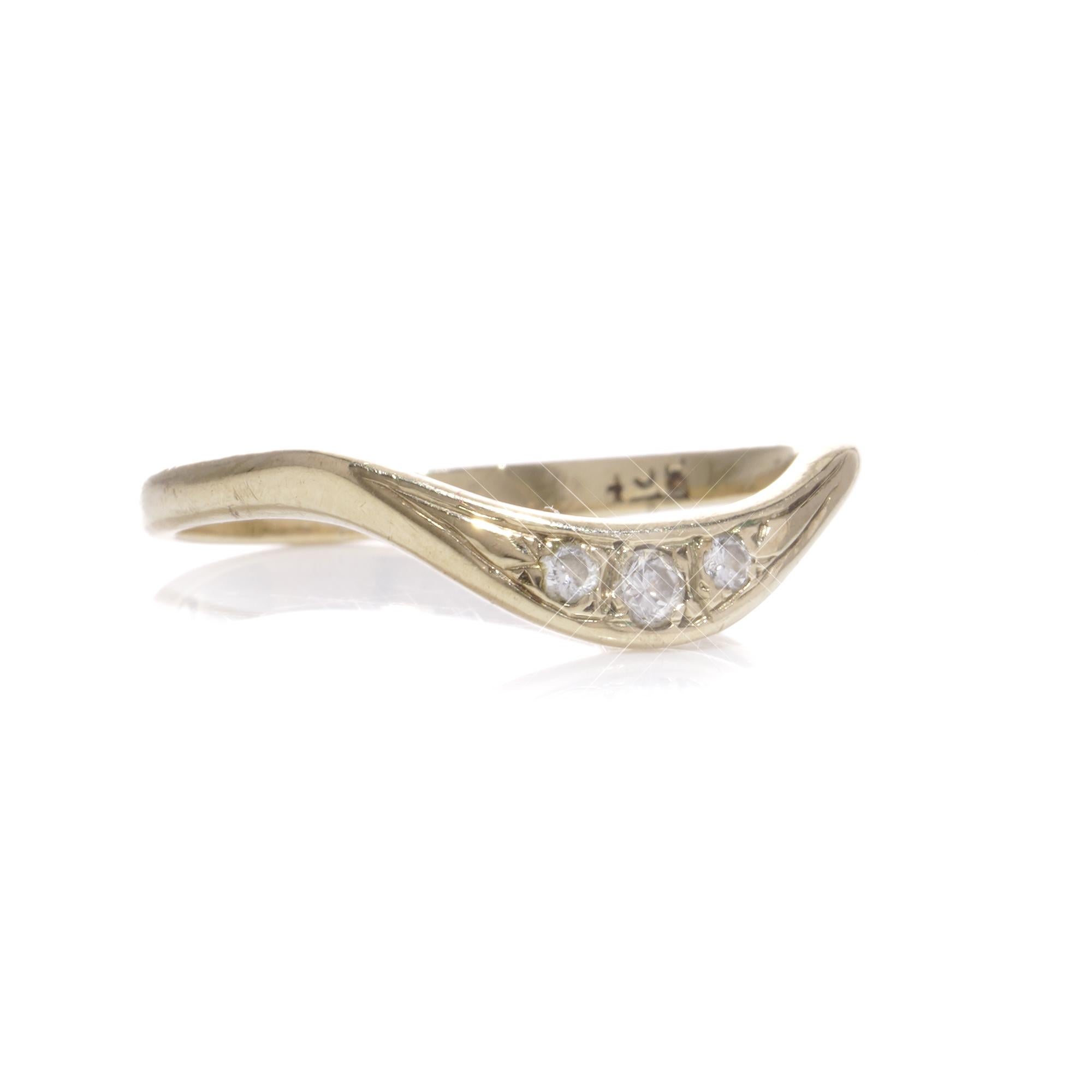 Brilliant Cut Vintage 9kt yellow gold three-stone diamond ring For Sale