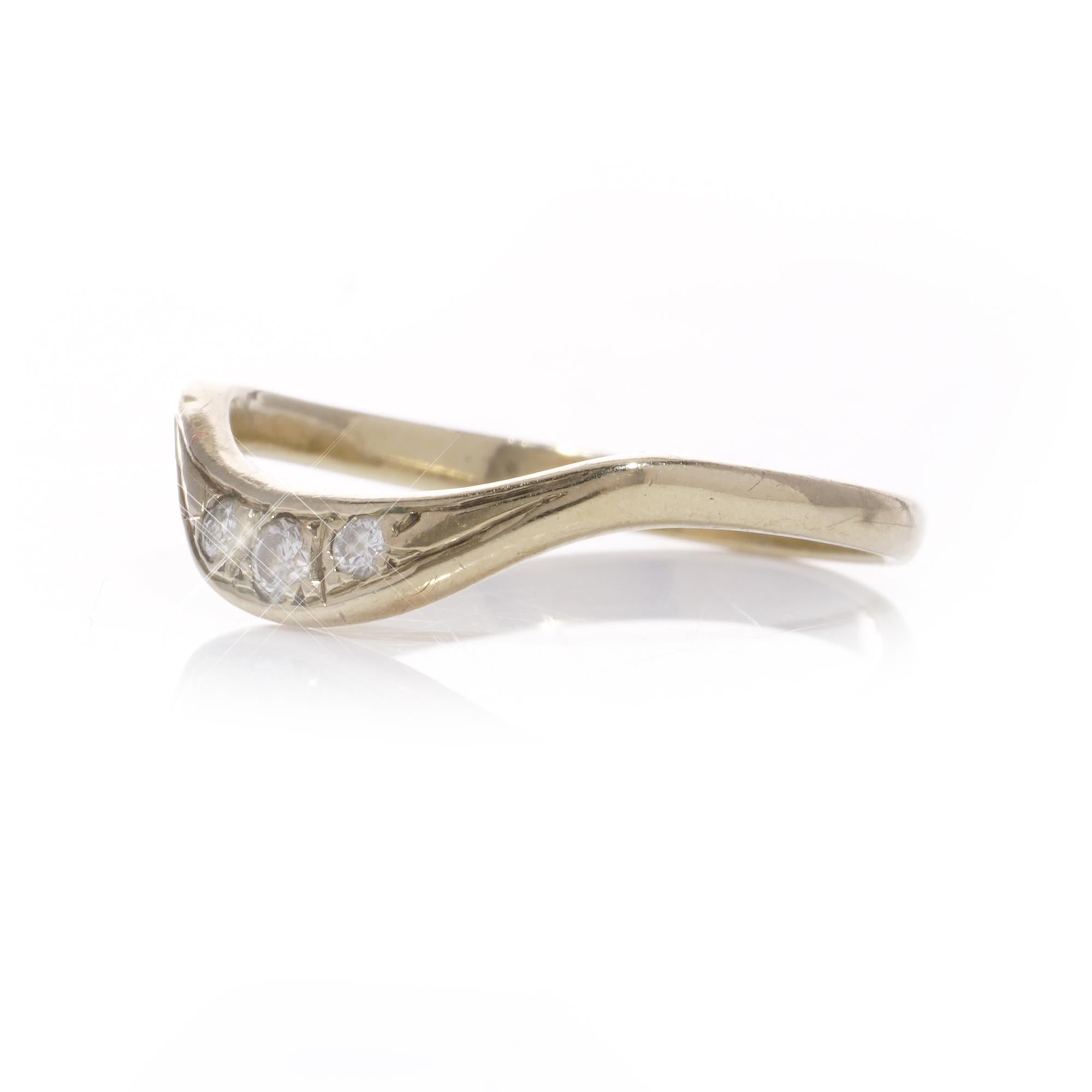 Vintage 9kt yellow gold three-stone diamond ring In Good Condition For Sale In Braintree, GB