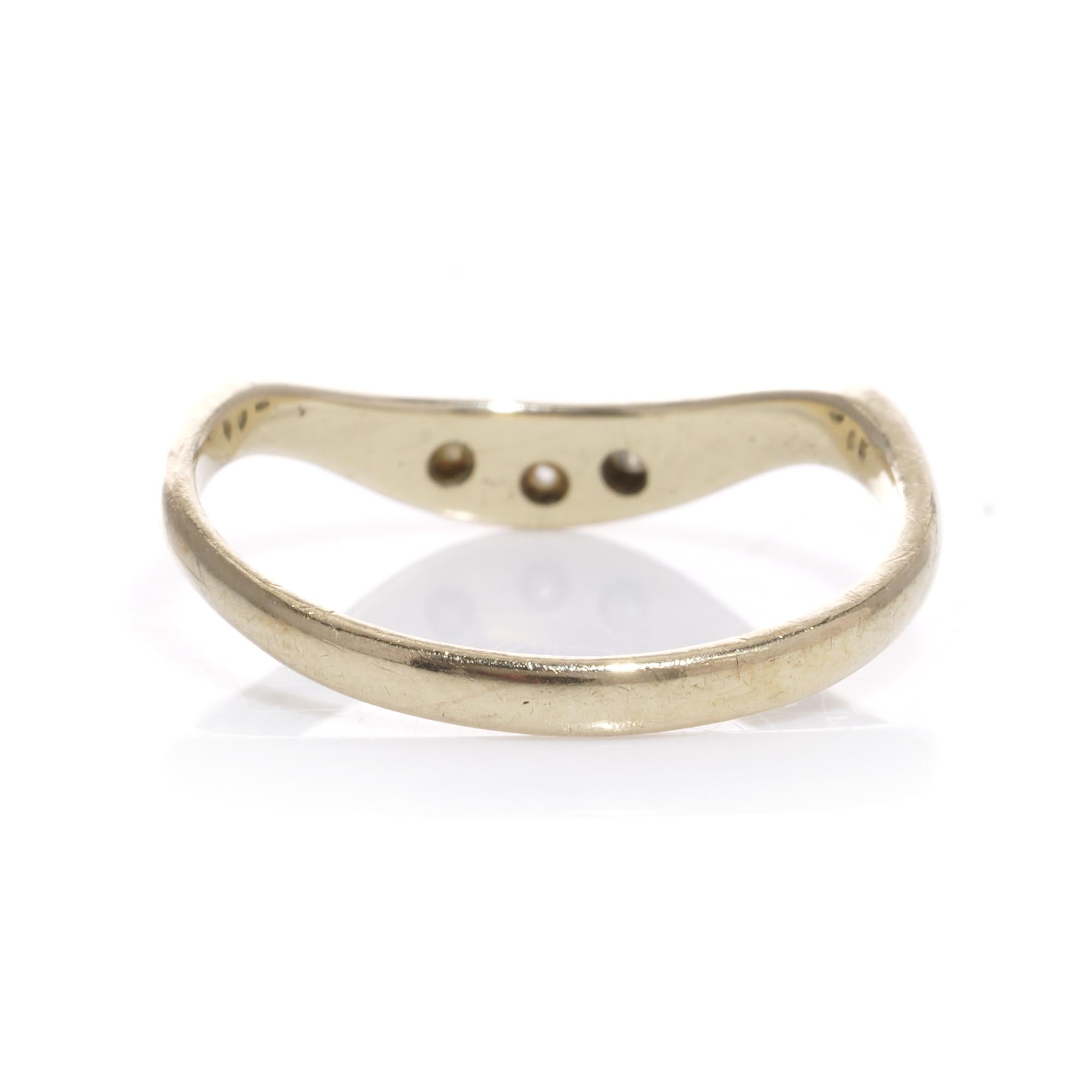 Women's Vintage 9kt yellow gold three-stone diamond ring For Sale