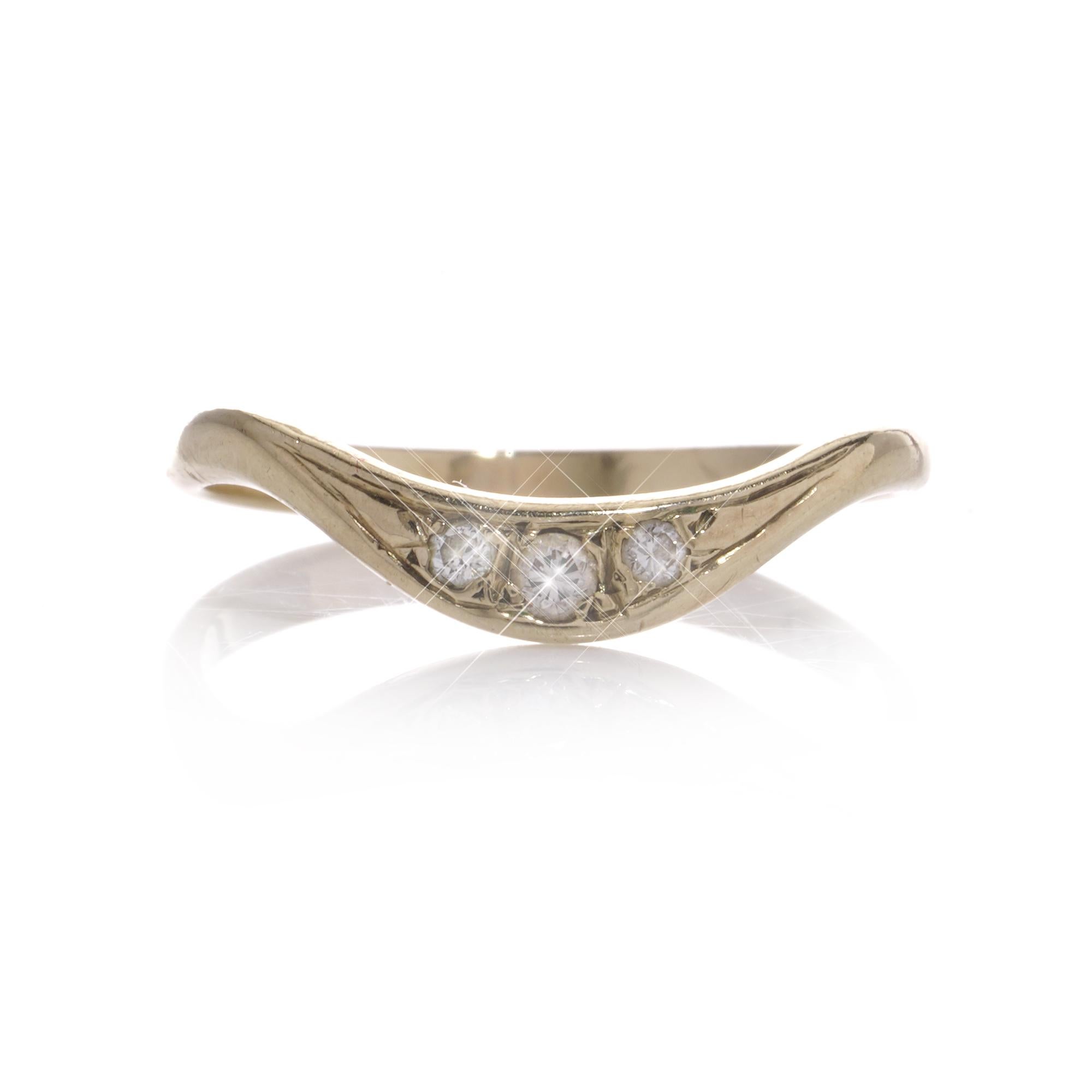 Vintage 9kt yellow gold three-stone diamond ring For Sale 2