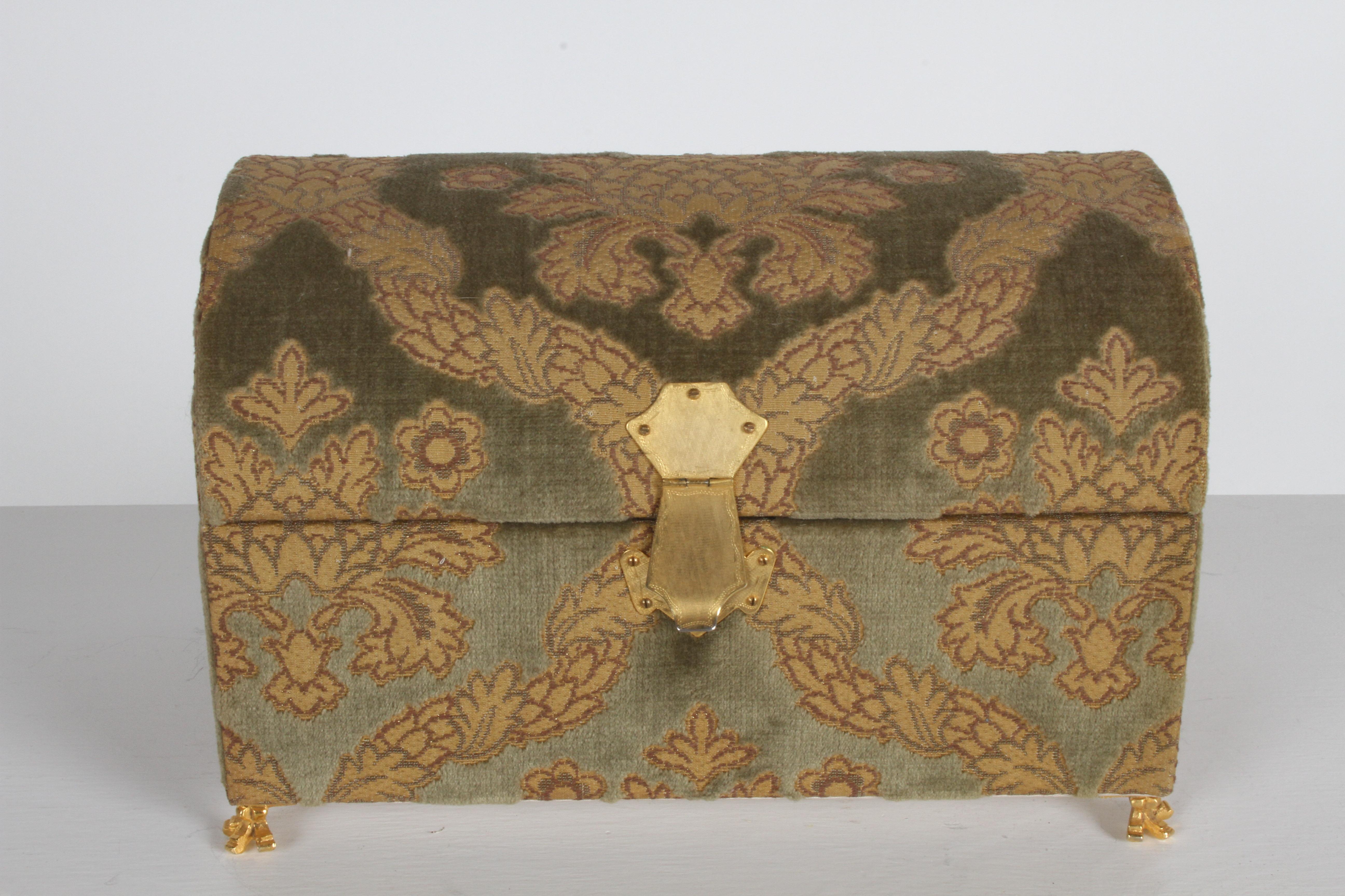 Glamorous Hollywood Regency vintage casket form jewelry box or treasure chest, signed A. Antinori Roma, covered in Italian made Jacquard velvet with gold thread on 22-karat plated paw feet, carrying handles and locking clasp. The luxurious interior