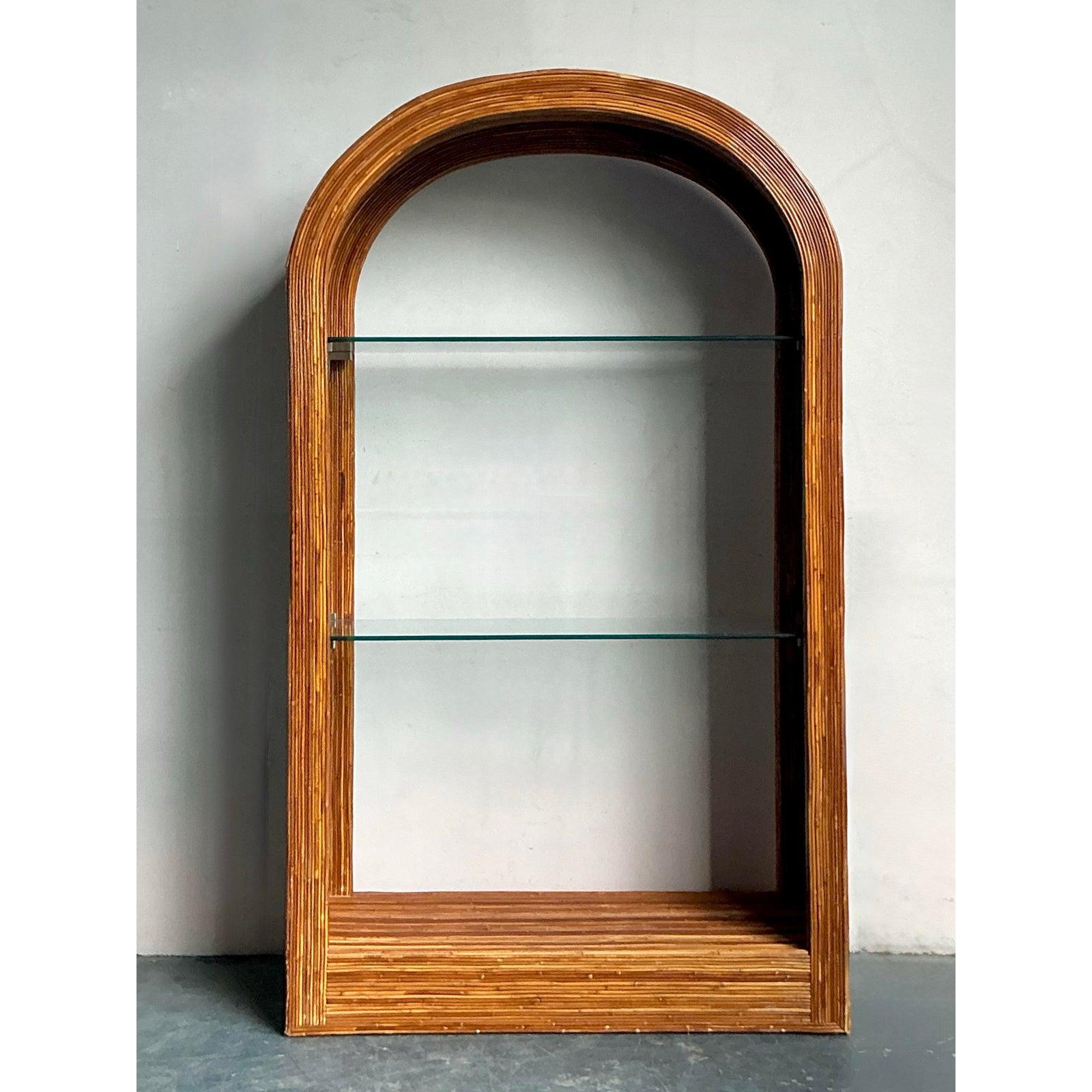 Vintage a Boho gewölbt Bleistift Rattan Etagere im Zustand „Gut“ im Angebot in West Palm Beach, FL