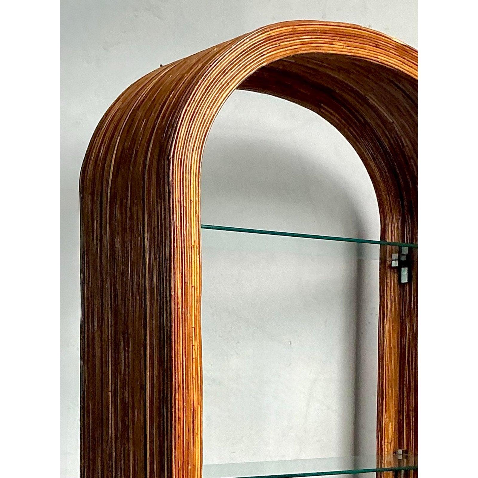 Vintage a Boho gewölbt Bleistift Rattan Etagere (20. Jahrhundert) im Angebot