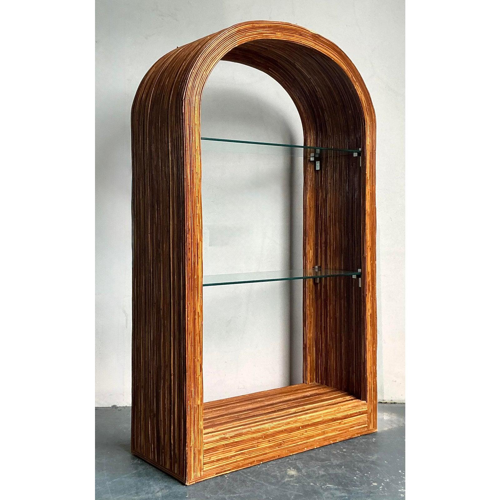 Vintage a Boho gewölbt Bleistift Rattan Etagere im Angebot 1