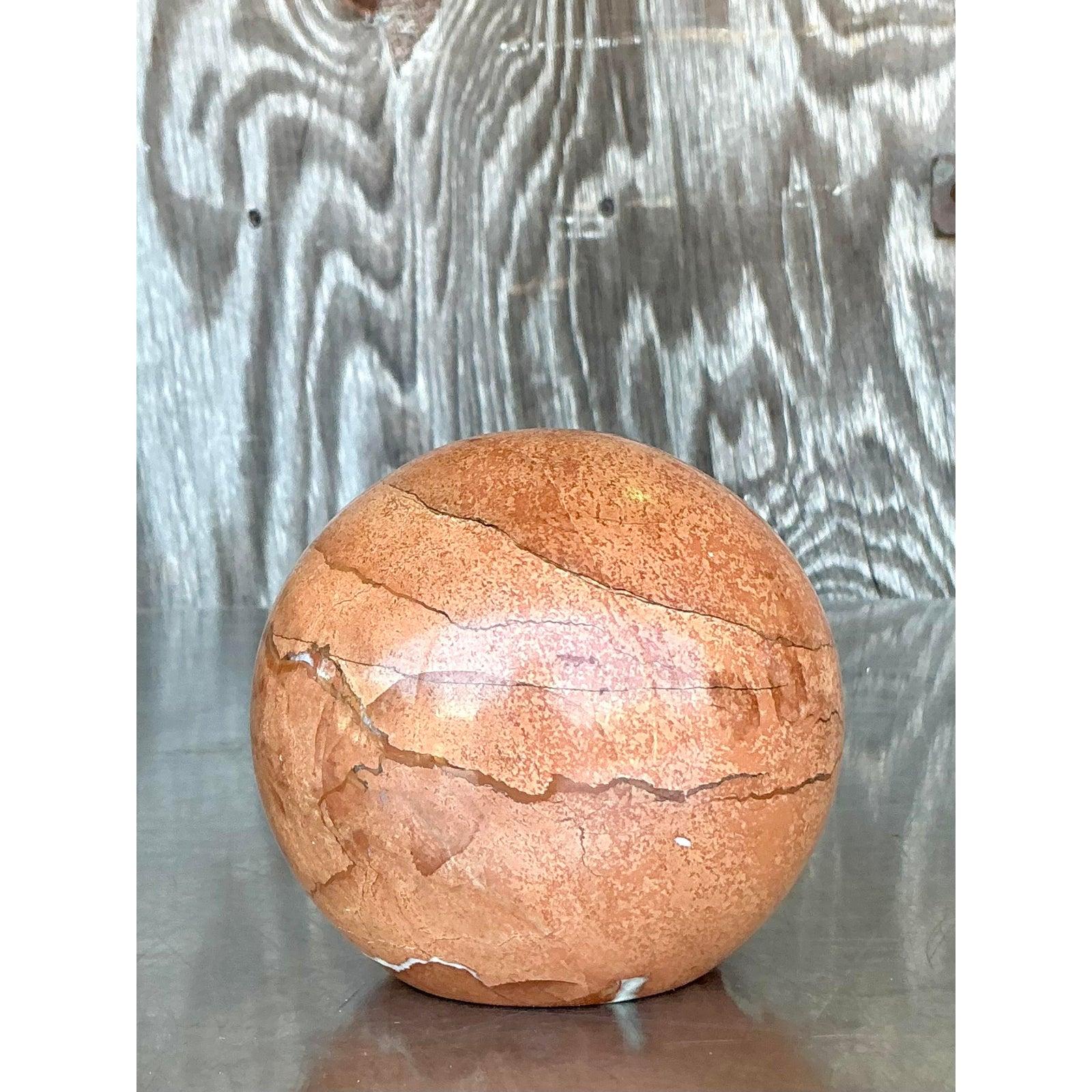 Eleganza e bellezza organica sono le caratteristiche di questo affascinante set di due sfere di marmo vintage. Ciascuna sfera mette in mostra il carattere unico della pietra naturale, caratterizzata da ricche tonalità terrose di marrone e beige
