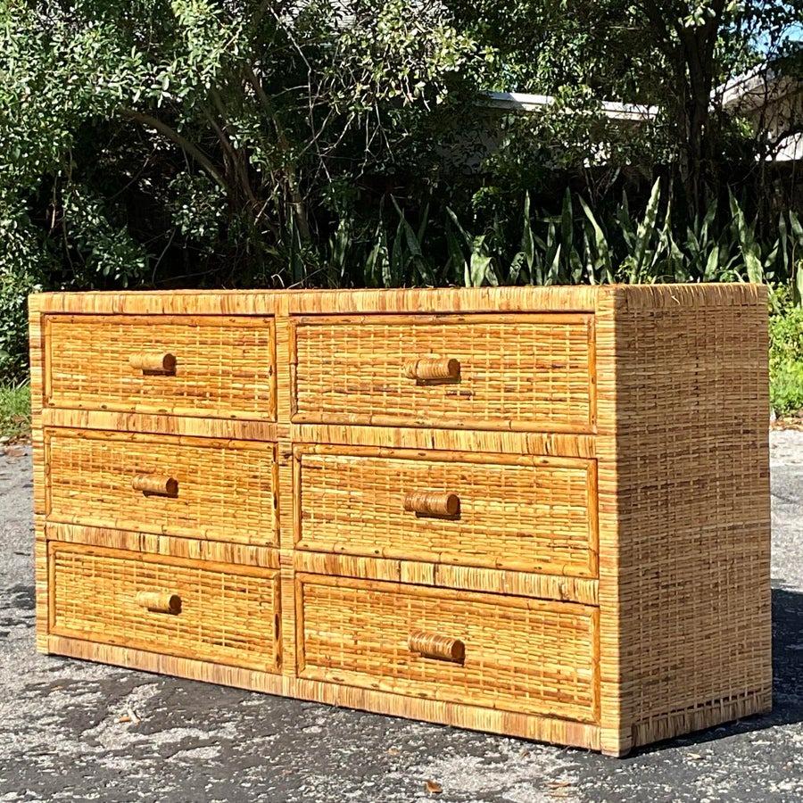 Eleva il tuo arredamento costiero o di ispirazione boho con questo comò in rattan avvolto vintage. Caratterizzato da una trama naturale e da linee pulite, questo pezzo combina un fascino senza tempo con la praticità dello stoccaggio. Perfetto per