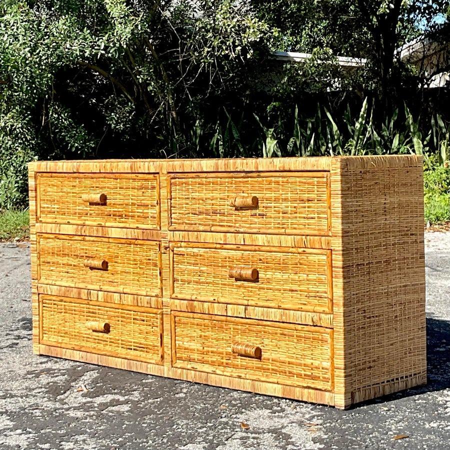 Vintage a Coastal Wrapped Rattan Dresser (cassettone in rattan intrecciato) In condizioni buone in vendita a West Palm Beach, FL