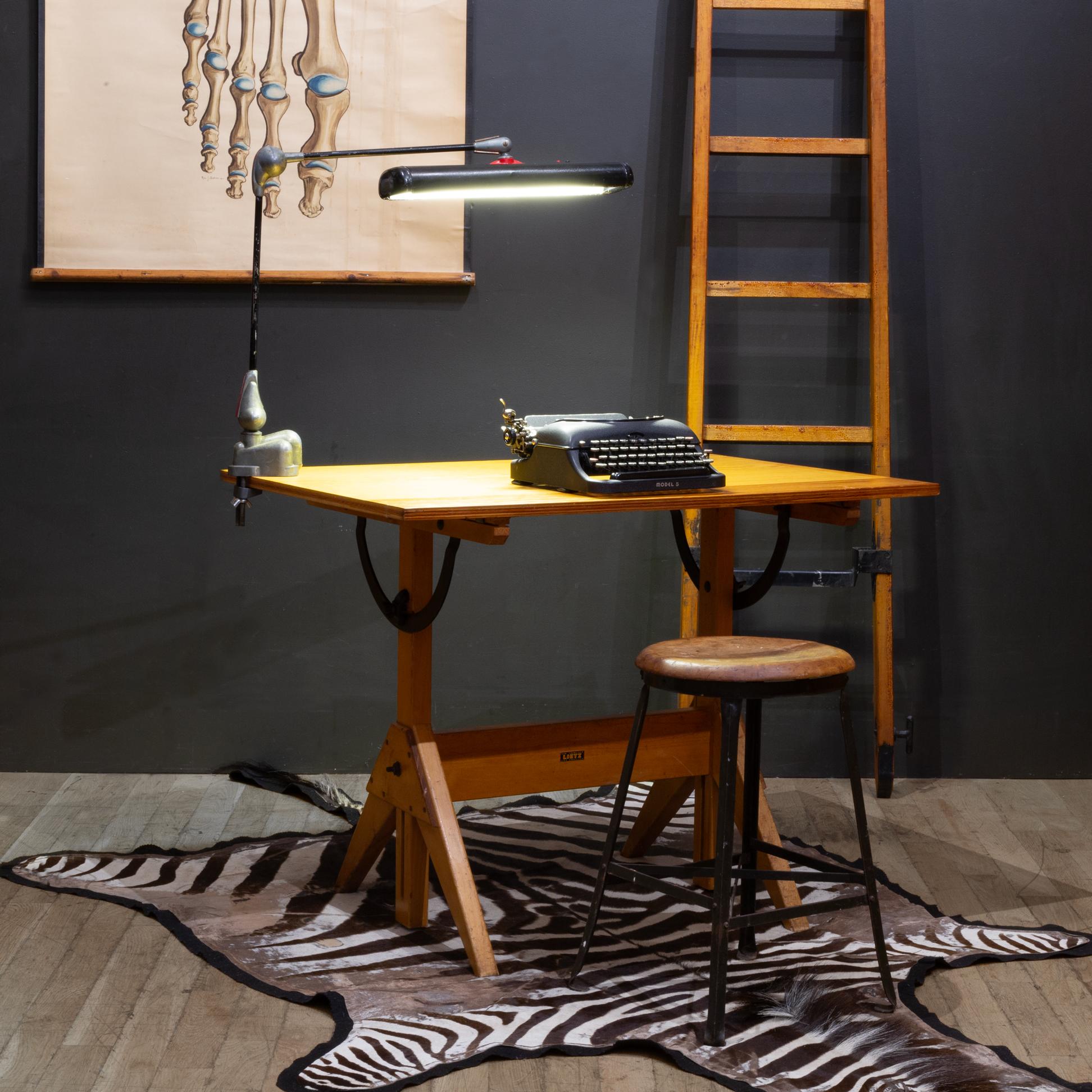 À PROPOS DE

Table à dessin industrielle entièrement réglable avec plateau en bois massif et quincaillerie et boutons en fonte. Étiquette originale du fabricant. La table peut être utilisée comme table à manger haute, bureau ou table à dessin. Le
