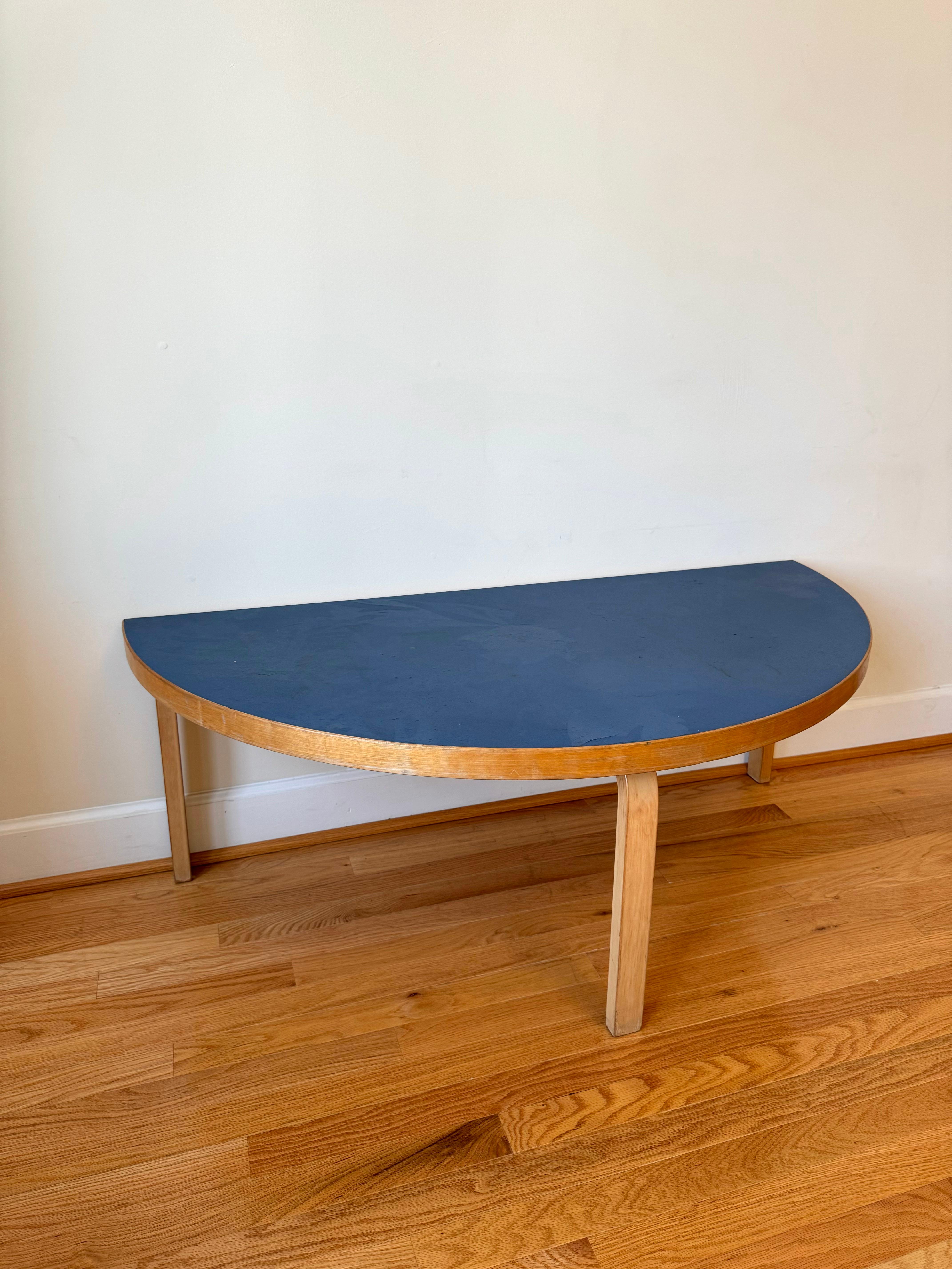 Vintage Aalto Table half-round by Alvar Aalto for Artek (coffee table height) For Sale 1