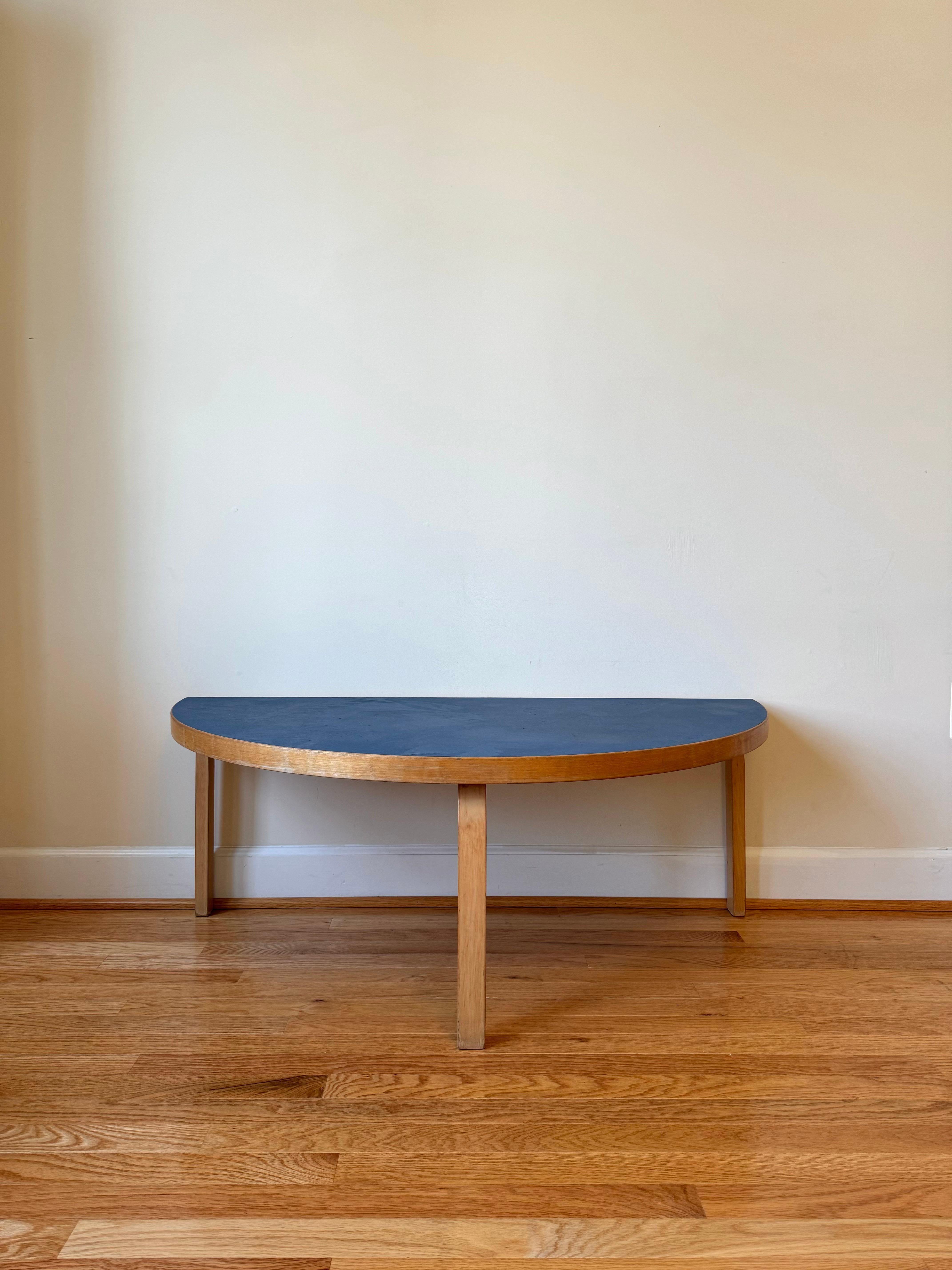 La table Aalto, conçue par Alvar Aalto en 1933, dégage une familiarité décontractée qui résiste à toute catégorisation. Avec ses pieds et ses chants en bouleau finlandais, il rayonne de beauté et de chaleur naturelles, se déplaçant facilement entre