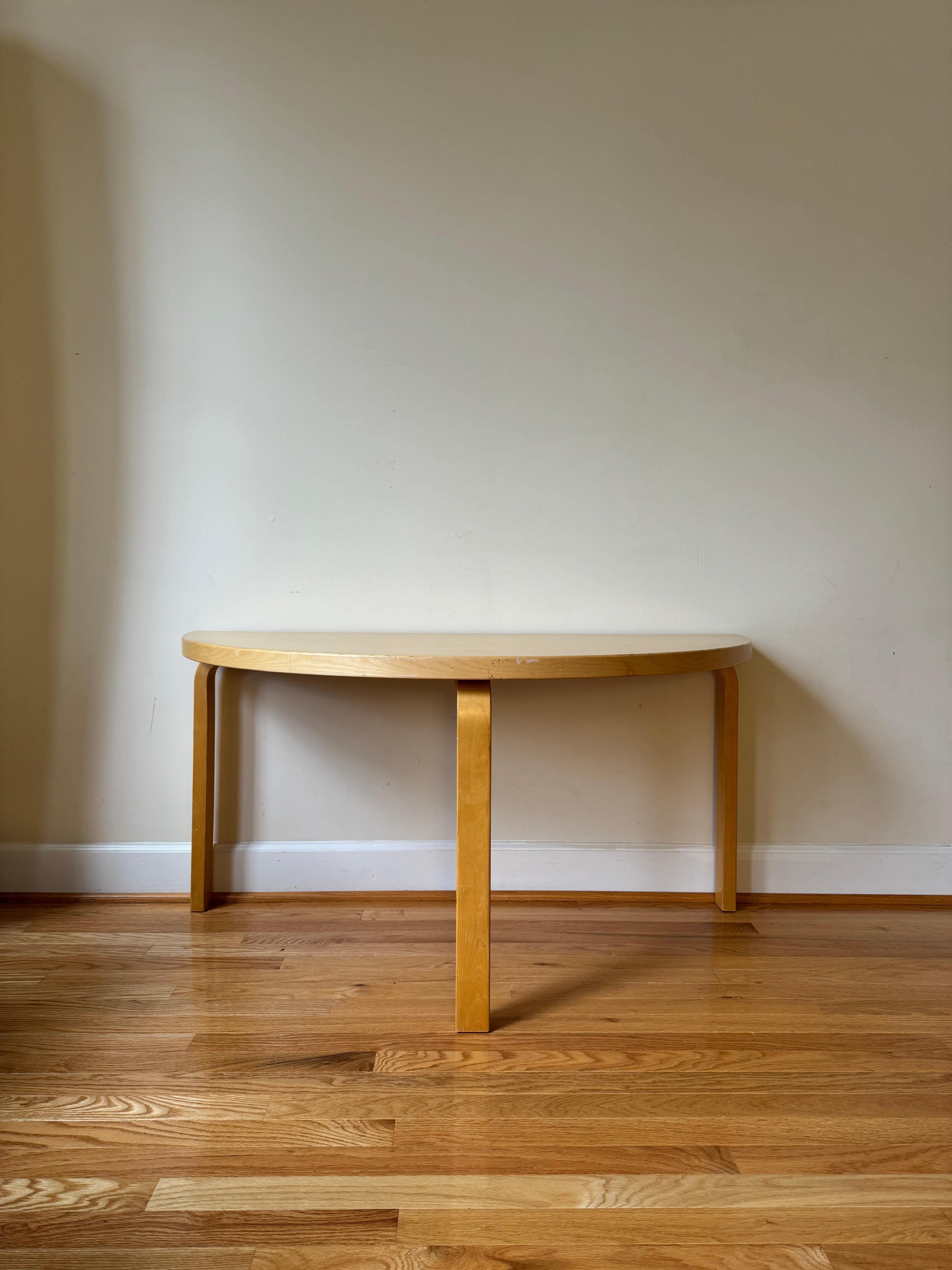 The Aalto Table designed by Alvar Aalto in 1933 conveys a relaxed familiarity that resists categorisation. With legs and edge-bands of Finnish birch, it radiates natural beauty and warmth, moving easily between public and private spheres in