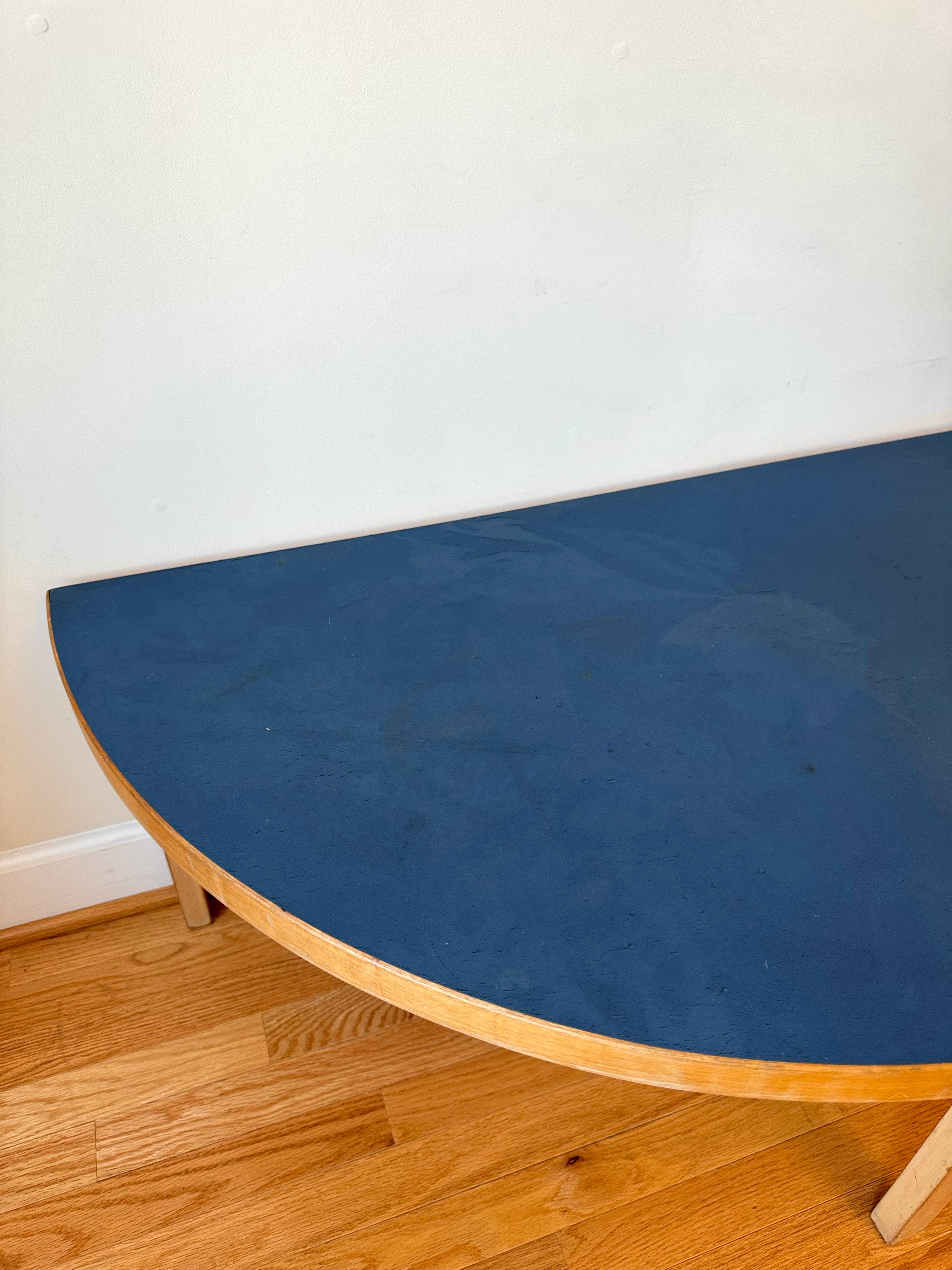 Metà XX secolo Vintage Aalto Table half-round di Alvar Aalto per Artek (altezza tavolino) in vendita