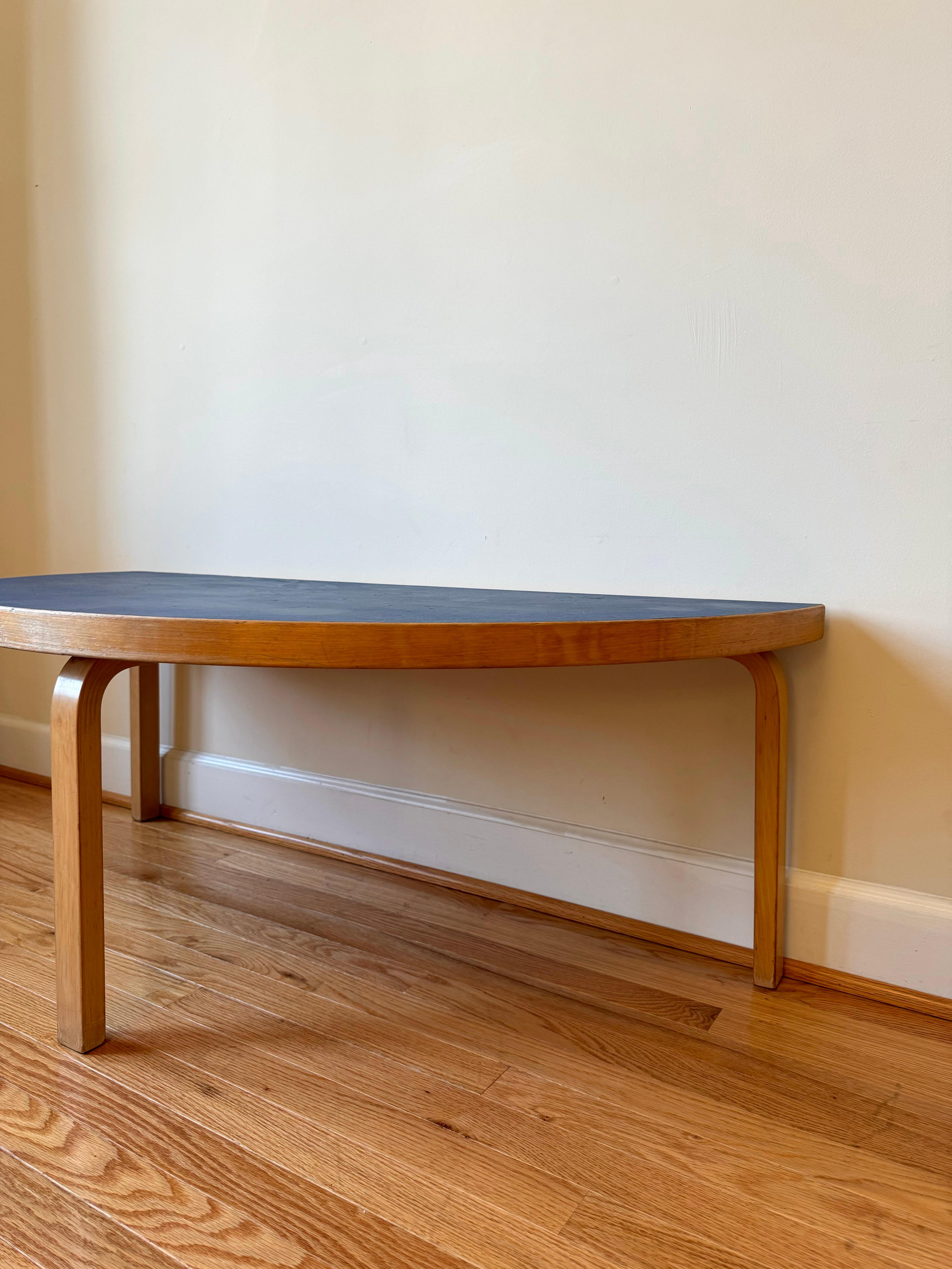 Betulla Vintage Aalto Table half-round di Alvar Aalto per Artek (altezza tavolino) in vendita