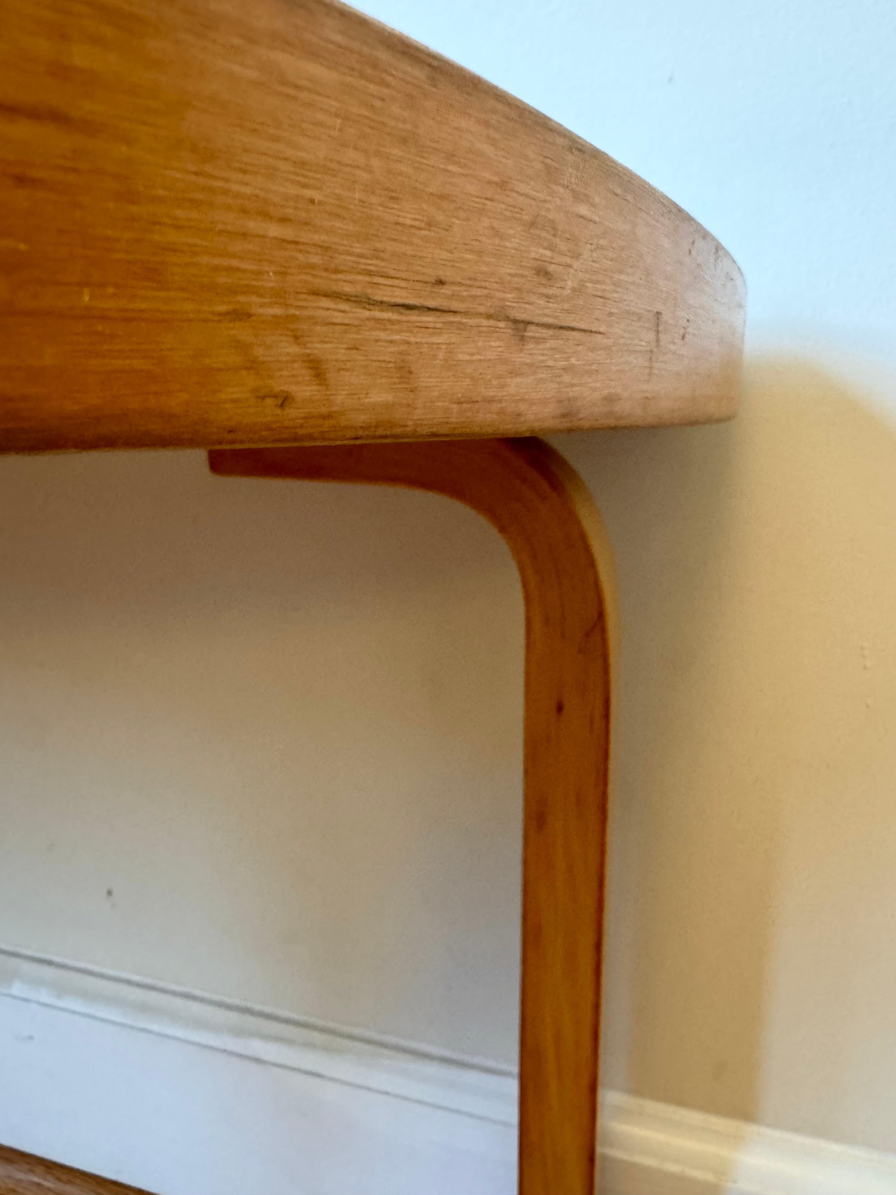 Vintage Aalto Table half-round di Alvar Aalto per Artek (altezza tavolino) in vendita 1