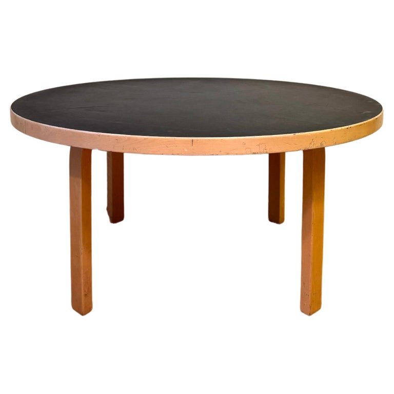 Vintage-Tisch Aalto, rund (Tisch 91), Alvar Aalto für Artek bei 1stDibs Deutschland
