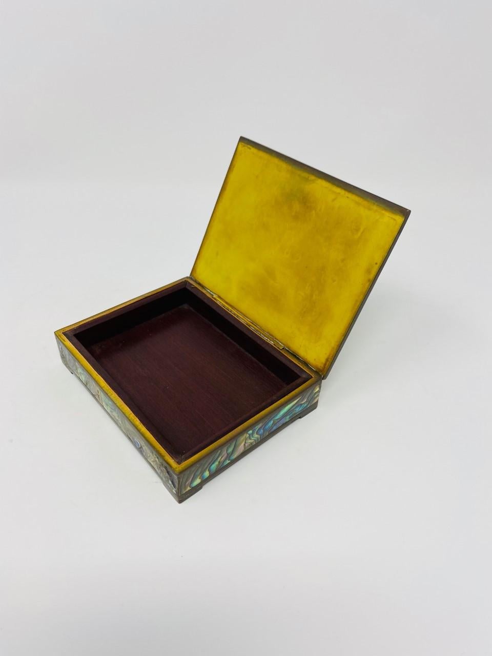 Abalone und Abalone im Vintage-Stil  Dekorative Schachtel aus Messing aus der Jahrhundertmitte im Angebot 3