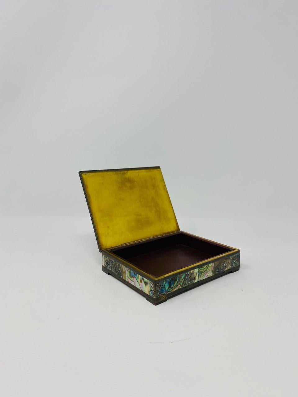 Abalone und Abalone im Vintage-Stil  Dekorative Schachtel aus Messing aus der Jahrhundertmitte (Gegossen) im Angebot
