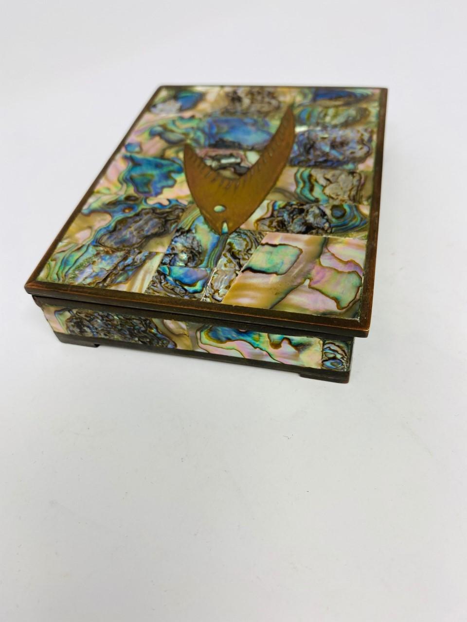 Abalone und Abalone im Vintage-Stil  Dekorative Schachtel aus Messing aus der Jahrhundertmitte (Mitte des 20. Jahrhunderts) im Angebot