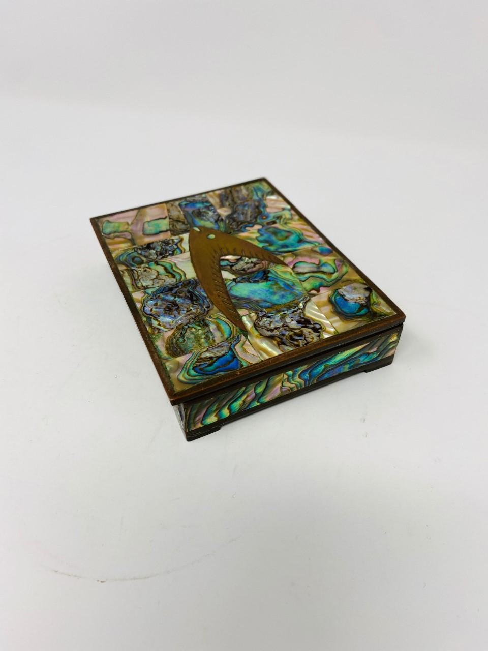 Abalone und Abalone im Vintage-Stil  Dekorative Schachtel aus Messing aus der Jahrhundertmitte im Angebot 1