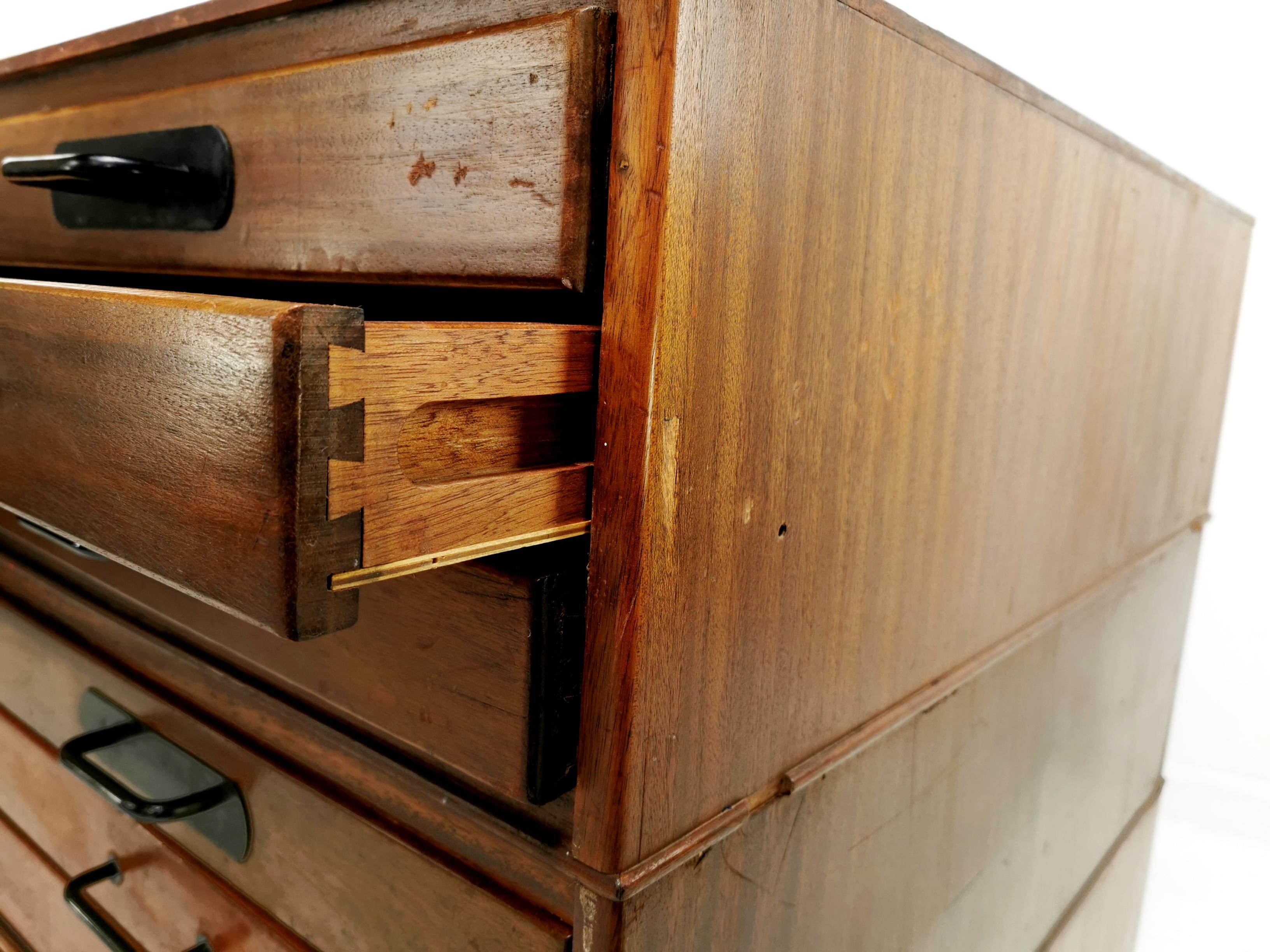 Three-tier oak plan chest of drawers

Plan chest by Abbess who made high-quality office furniture.

The 9 generous drawers split into three units to enable you to move around comfortably. 

Slots for nameplates and metal handles. Drawers all
