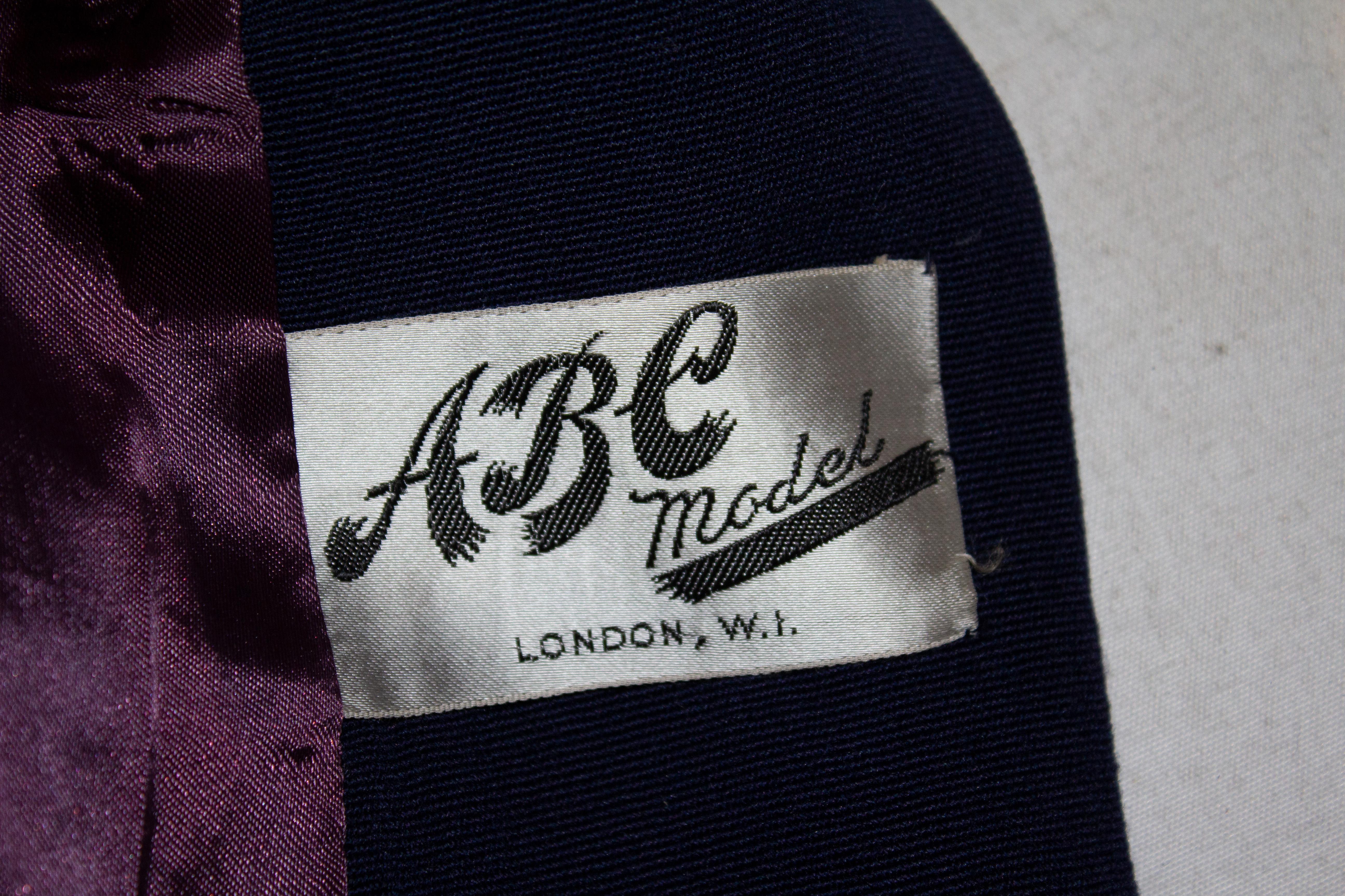 Eine schicke Vintage-Jacke von ABC Model London W1. Die Jacke ist in einem schönen Blauton gehalten und hat einen schönen Kragen und eine Knopfleiste. Sie ist vollständig gefüttert und hat zwei dezente Seitentaschen.
Maße: Büste bis zu 39'', Länge