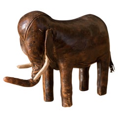 Tabouret vintage Abercrombie et repose-pieds éléphant en cuir ajusté par Dimitri Omersa