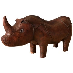 Vieux pouf rhino en cuir Abercrombie and Fitch par Dimitri Omersa