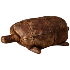 Vieux pouf tortue en cuir Abercrombie and Fitch par Dimitri Omersa