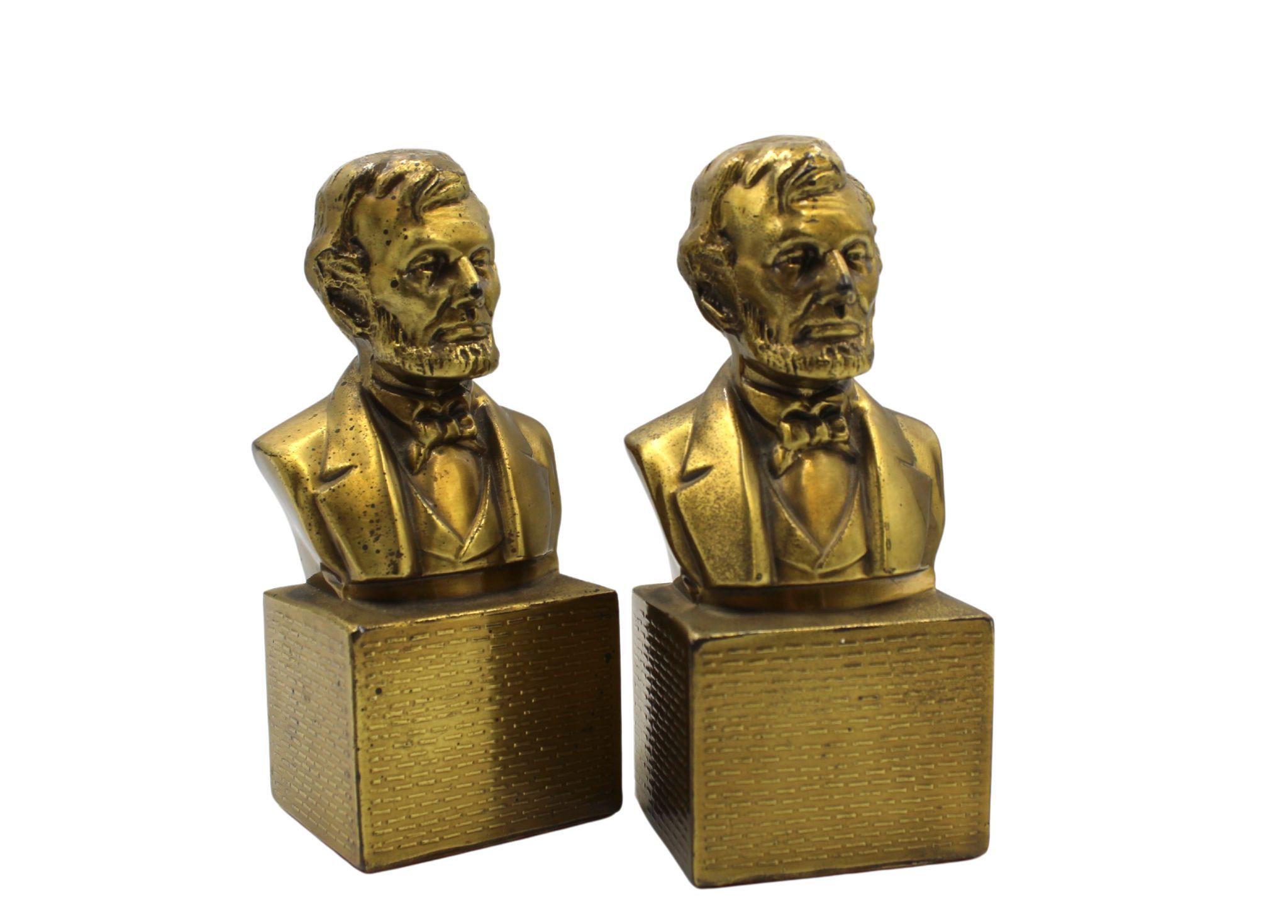 Presented is a pair of vintage Lincoln bookends made by the Philadelphia Manufacturing Co. The bookends depict a detailed bust of President Abraham Lincoln, set on square pedestals.

The Lincoln bust is modeled after the 1887 full-length standing