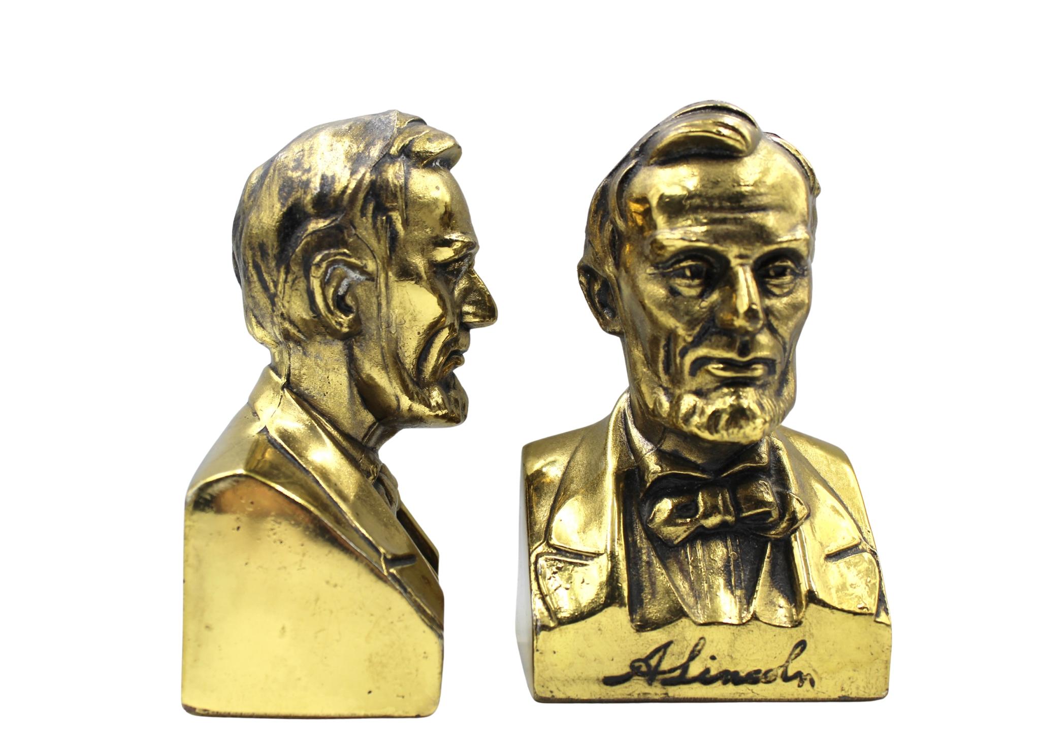 Questo bel set di fermalibri vintage raffigura il nostro 16° Presidente, Abraham Lincoln. I fermalibri presentano un busto realistico di Abraham Lincoln barbuto, con abito formale, cappotto e papillon e i suoi iconici lineamenti affilati. La base