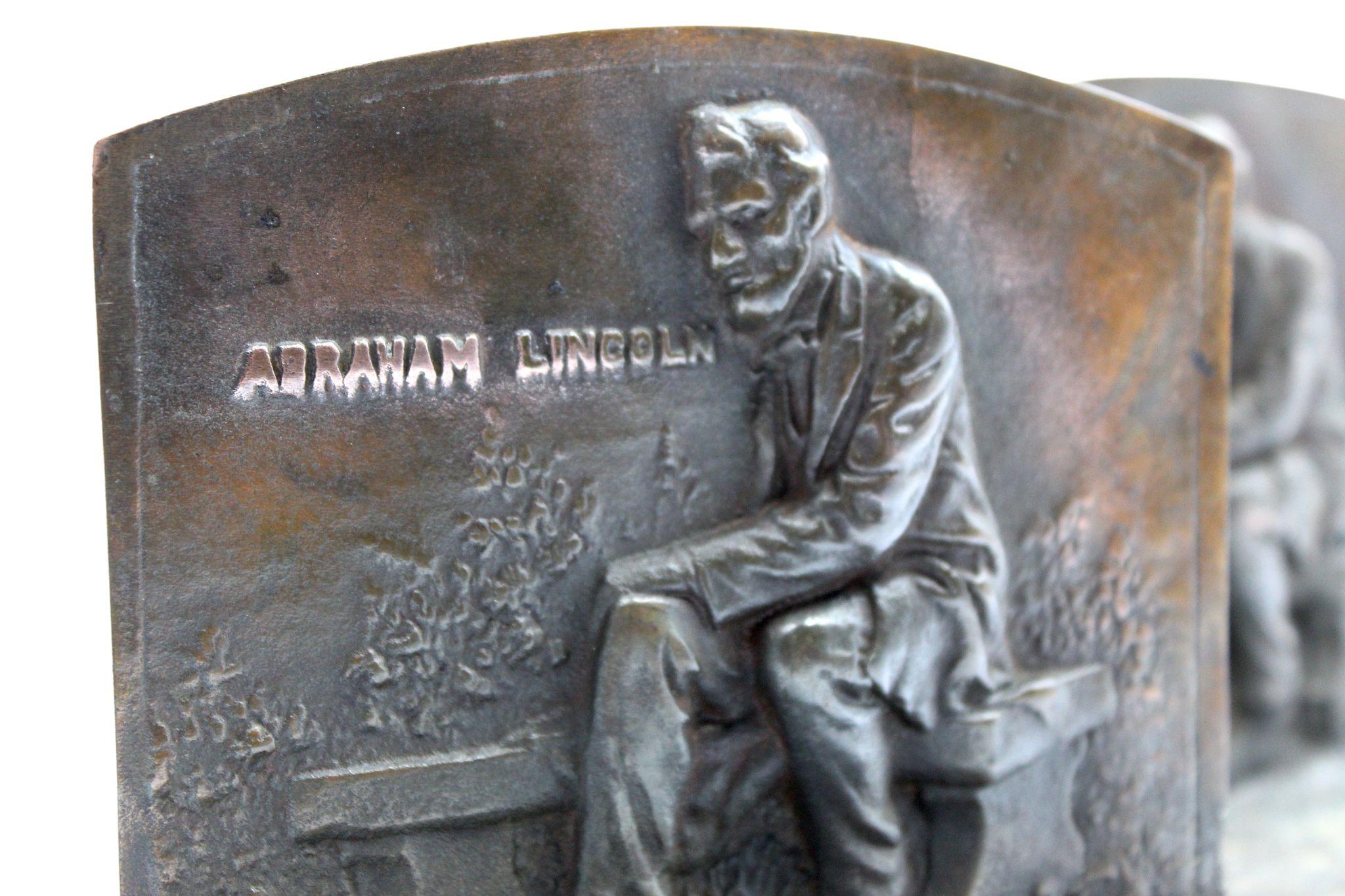Sitzende Vintage-Buchstützen von Abraham Lincoln (amerikanisch) im Angebot