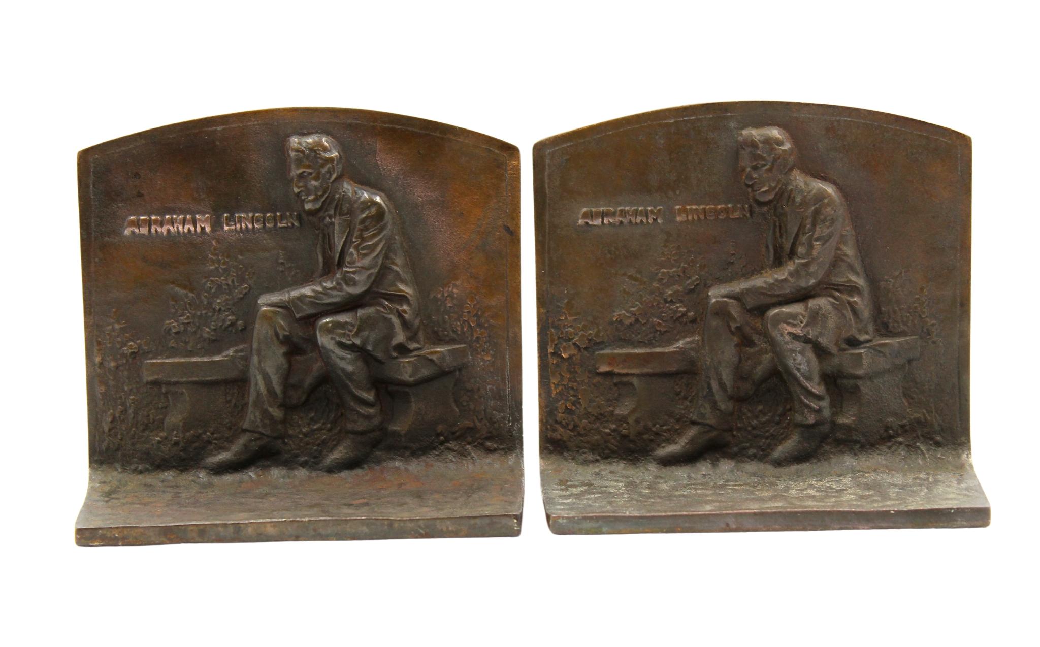 Sitzende Vintage-Buchstützen von Abraham Lincoln (Bronze) im Angebot
