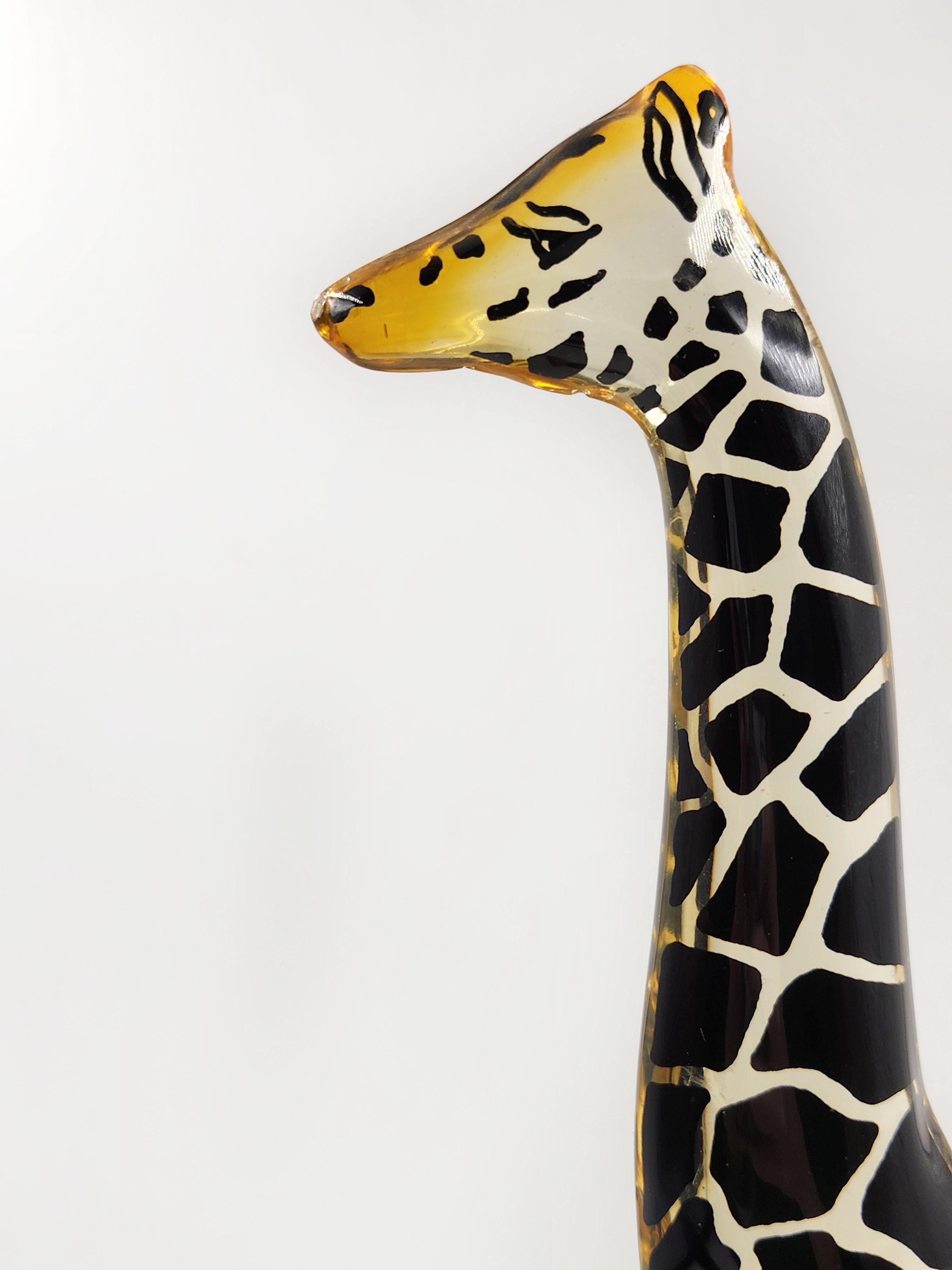 Figurina di giraffa in lucite acrilica vintage di Abraham Palatnik, anni '60
Bellissima figura in acrilico di una giraffa, disegnata da Abraham Palatnik, ritratta con un aspetto delicato. Presenta un dettaglio sulla base, ma non ha problemi