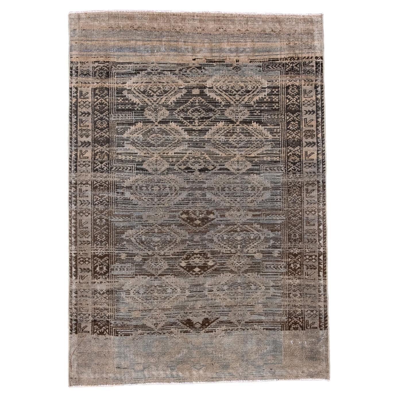 Vintage Abrash Belouch Teppich mit hell- und dunkelbraunen Farben