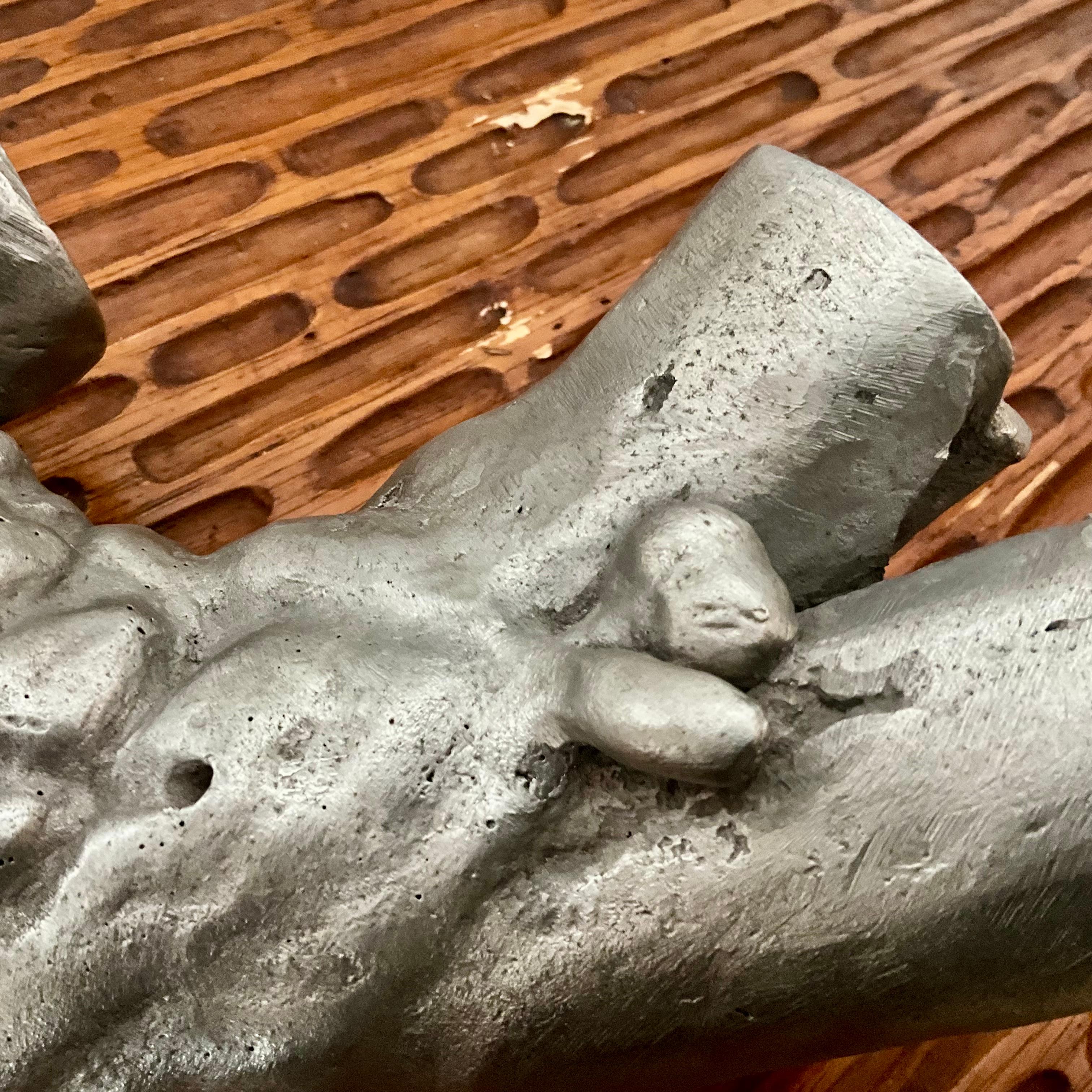 Mid-Century moderno Vintage astratto  Scultura di nudo maschile in alluminio con firma in vendita