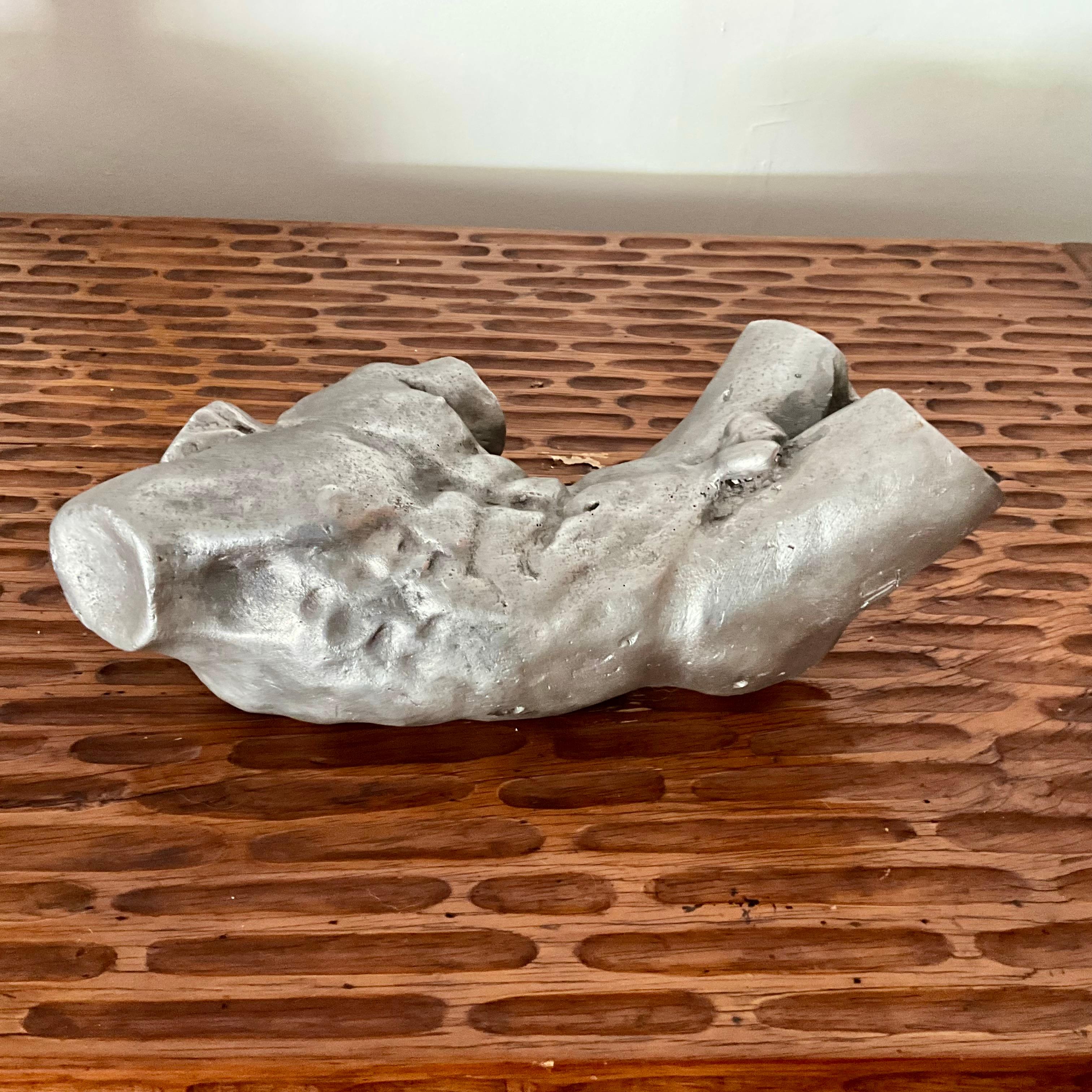 Fatto a mano Vintage astratto  Scultura di nudo maschile in alluminio con firma in vendita